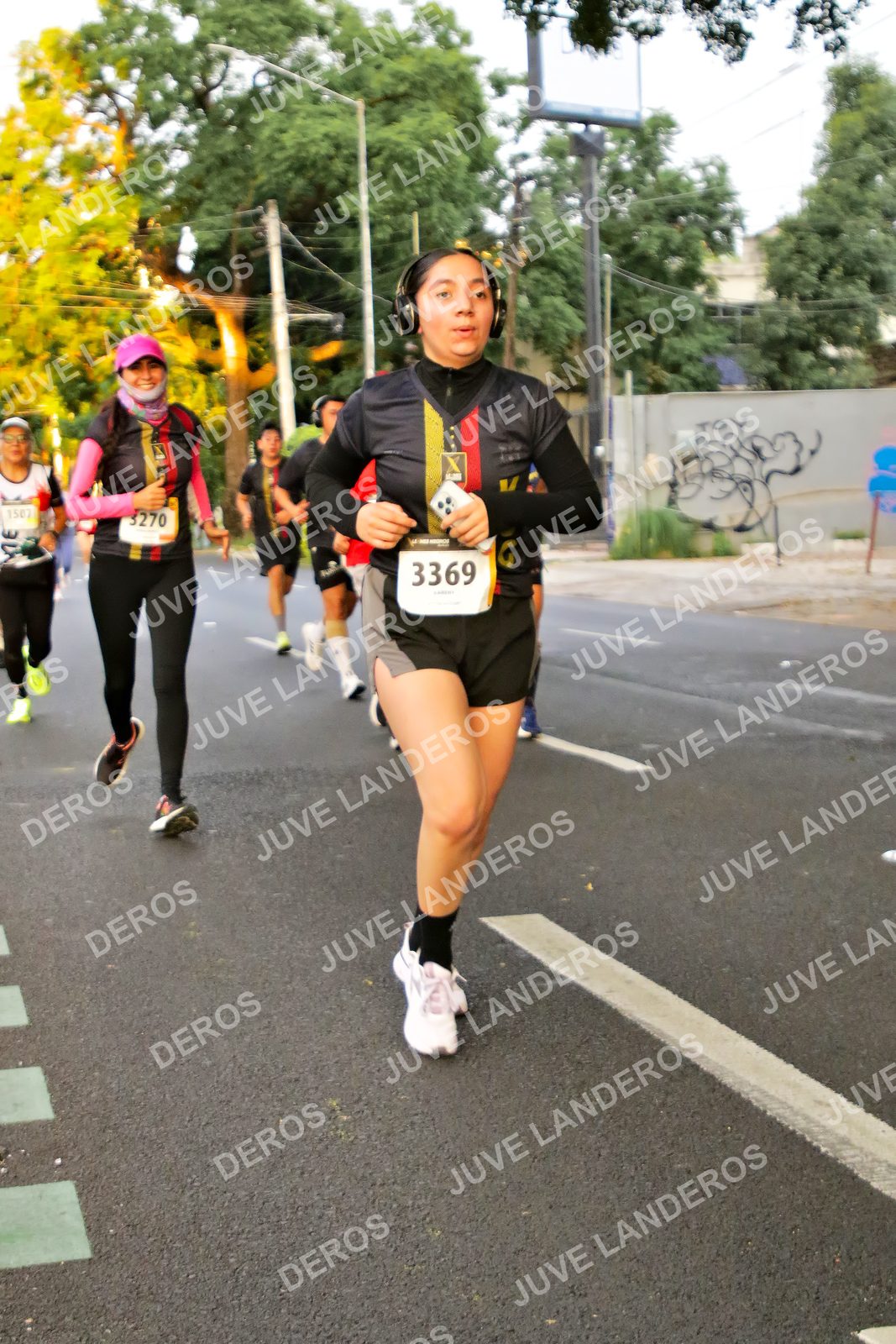 Foto de la X Carrera Leones Negros Red Cola 2026 en Rectoría General de la UdeG, Av. Juárez 976 (meta en Av. Enrique Díaz de León y Pedro Moreno), Guadalajara a las 05:00 · dorsal 3369, 3270, 1507