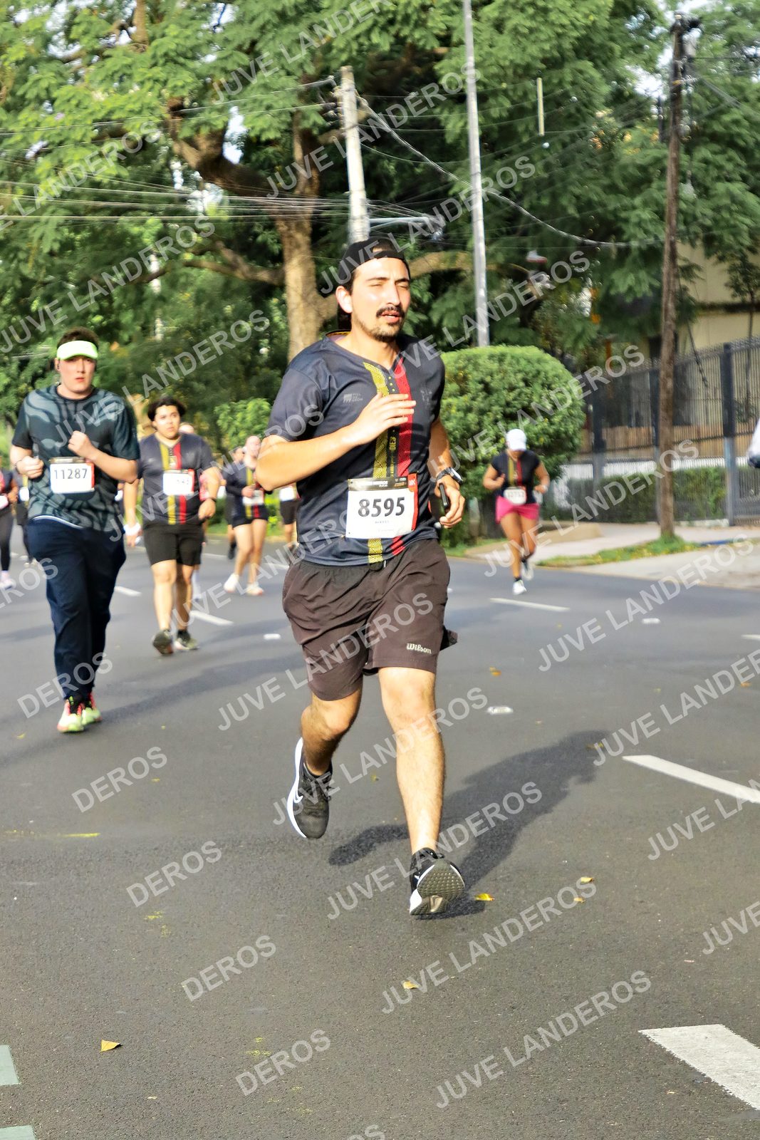 Foto de la X Carrera Leones Negros Red Cola 2026 en Rectoría General de la UdeG, Av. Juárez 976 (meta en Av. Enrique Díaz de León y Pedro Moreno), Guadalajara a las 08:10 · dorsal 8595, 11287