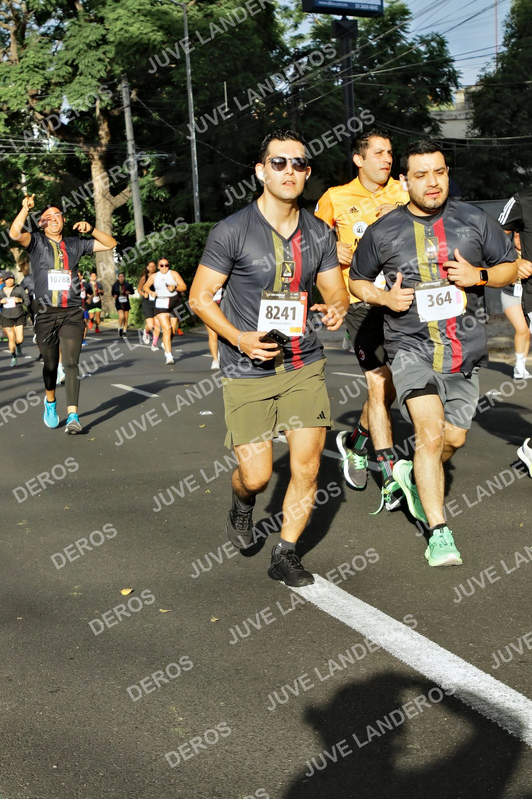 Foto de la X Carrera Leones Negros Red Cola 2026 en Rectoría General de la UdeG, Av. Juárez 976 (meta en Av. Enrique Díaz de León y Pedro Moreno), Guadalajara a las 07:56 · dorsal 8241, 364, 10288