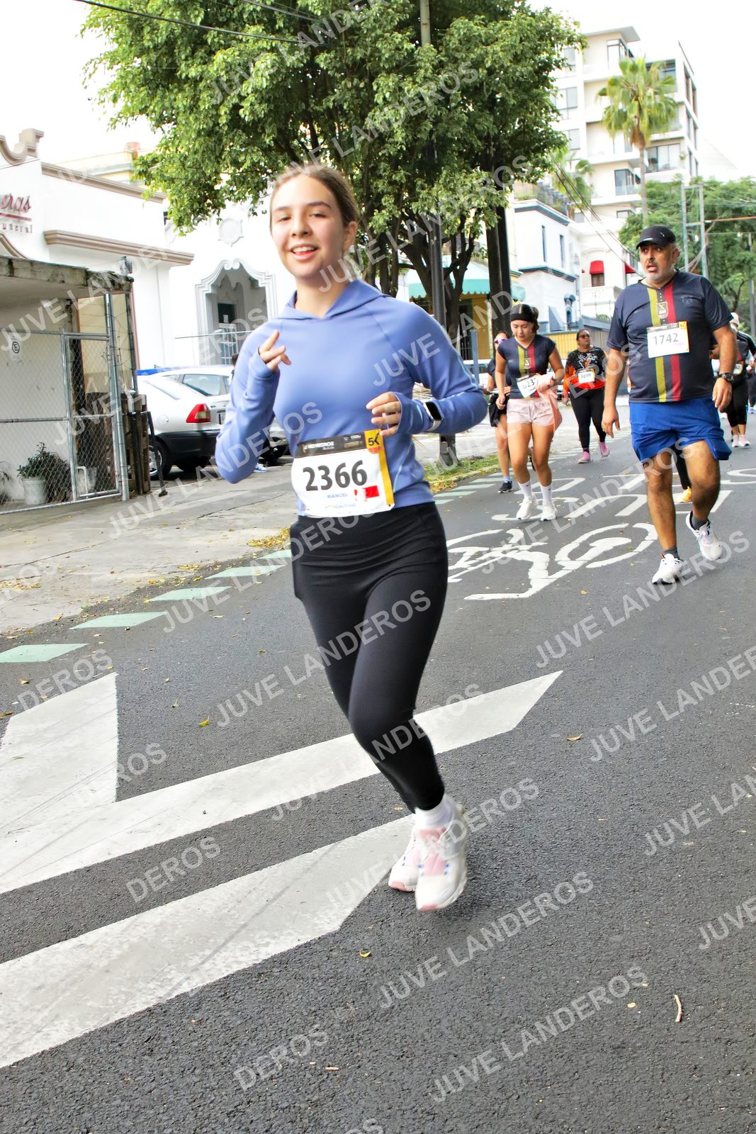 Foto de la X Carrera Leones Negros Red Cola 2026 en Rectoría General de la UdeG, Av. Juárez 976 (meta en Av. Enrique Díaz de León y Pedro Moreno), Guadalajara a las 07:16 · dorsal 2366, 1742