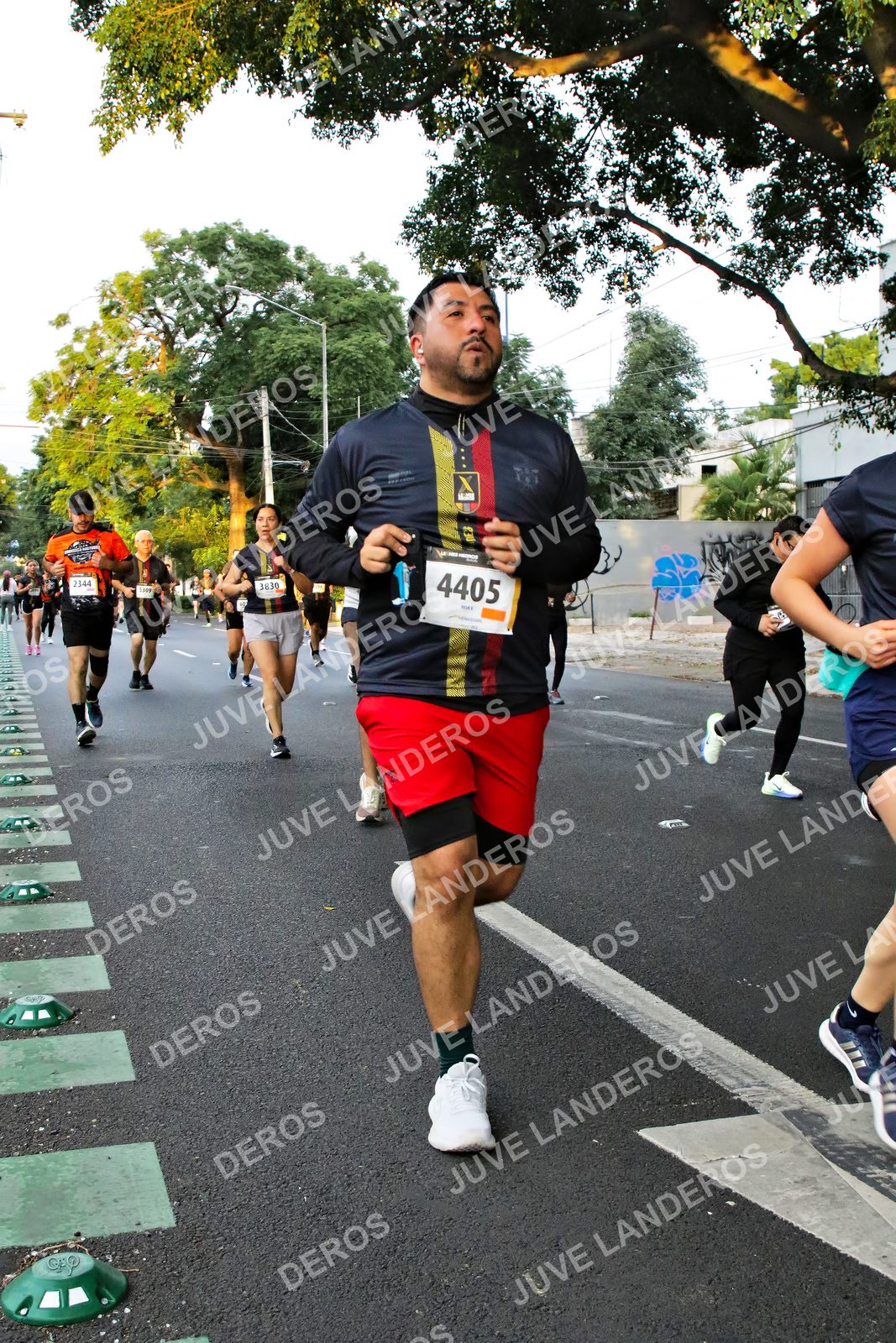 Foto de la X Carrera Leones Negros Red Cola 2026 en Rectoría General de la UdeG, Av. Juárez 976 (meta en Av. Enrique Díaz de León y Pedro Moreno), Guadalajara a las 05:07 · dorsal 4405, 3830, 2344
