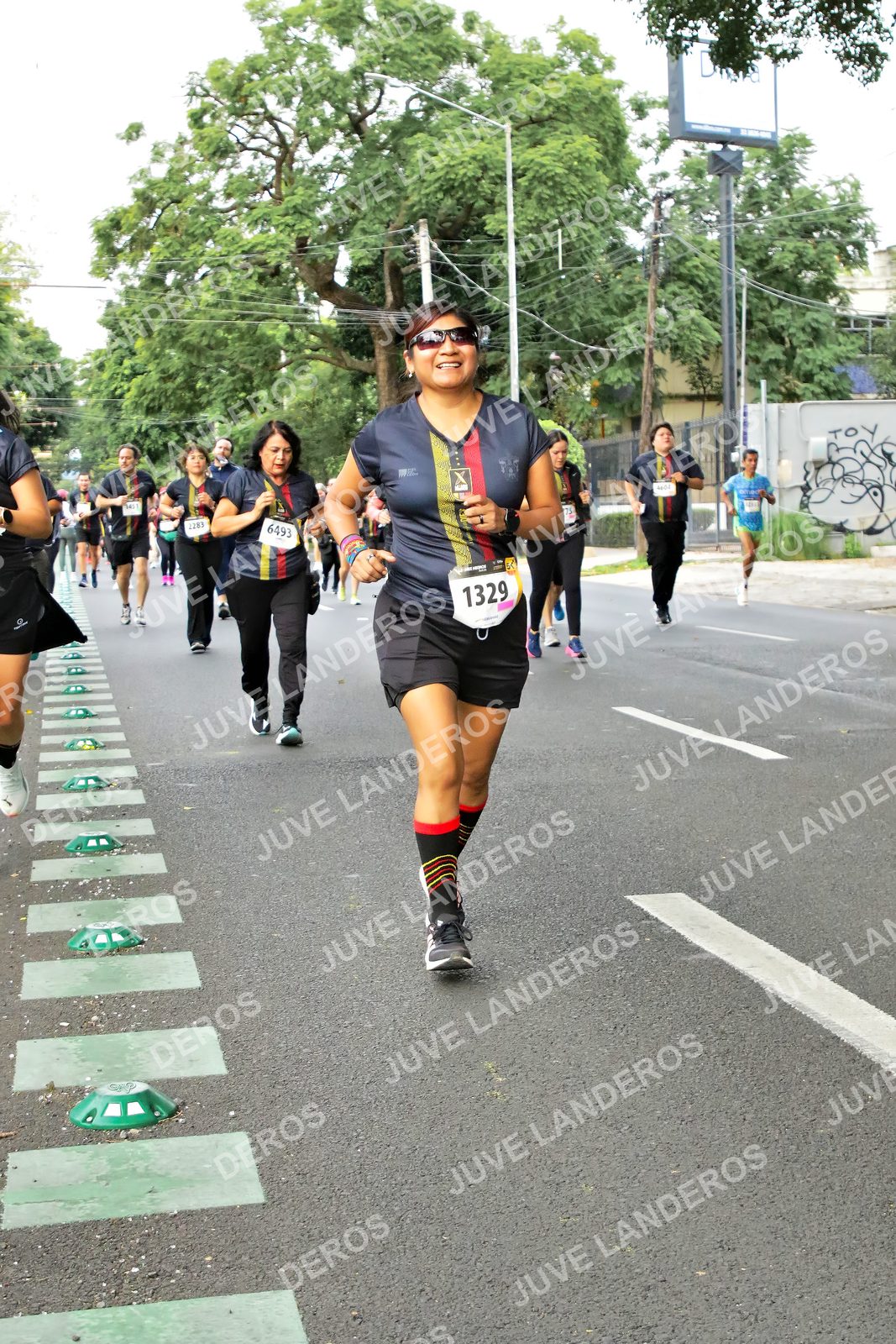 Foto de la X Carrera Leones Negros Red Cola 2026 en Rectoría General de la UdeG, Av. Juárez 976 (meta en Av. Enrique Díaz de León y Pedro Moreno), Guadalajara a las 07:18 · dorsal 1329, 6493