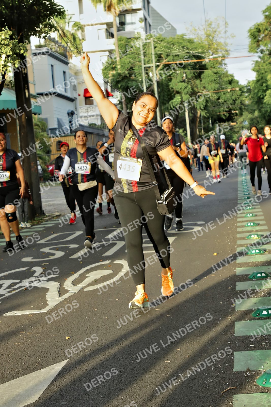 Foto de la X Carrera Leones Negros Red Cola 2026 en Rectoría General de la UdeG, Av. Juárez 976 (meta en Av. Enrique Díaz de León y Pedro Moreno), Guadalajara a las 07:24 · dorsal 5437, 4435, 13, 26
