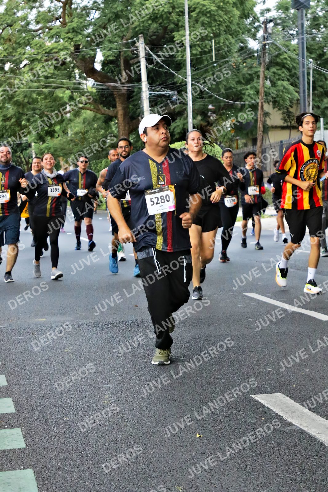 Foto de la X Carrera Leones Negros Red Cola 2026 en Rectoría General de la UdeG, Av. Juárez 976 (meta en Av. Enrique Díaz de León y Pedro Moreno), Guadalajara a las 05:10 · dorsal 5280, 3395, 94, 1170