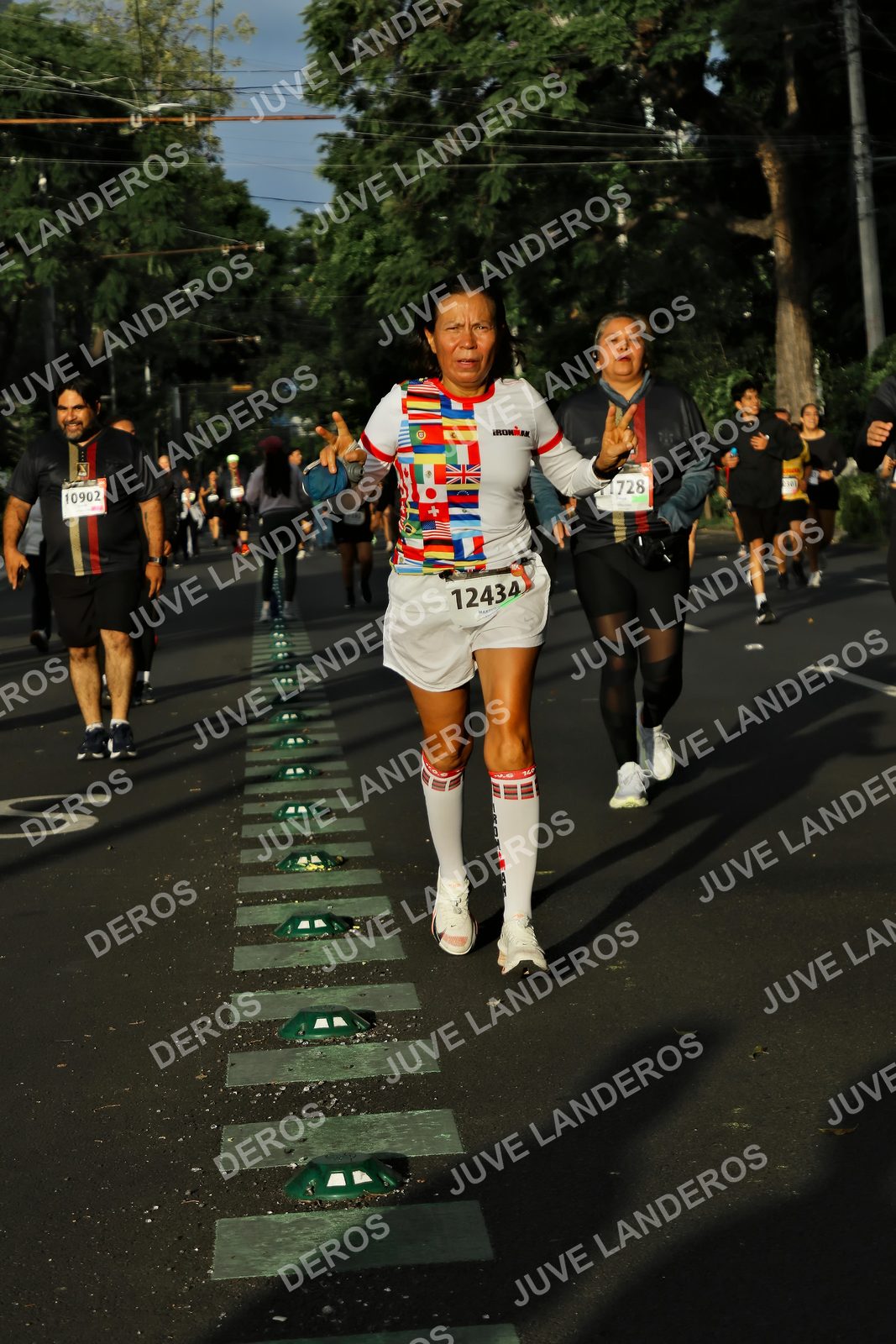 Foto de la X Carrera Leones Negros Red Cola 2026 en Rectoría General de la UdeG, Av. Juárez 976 (meta en Av. Enrique Díaz de León y Pedro Moreno), Guadalajara a las 07:39 · dorsal 12434, 10902, 1728