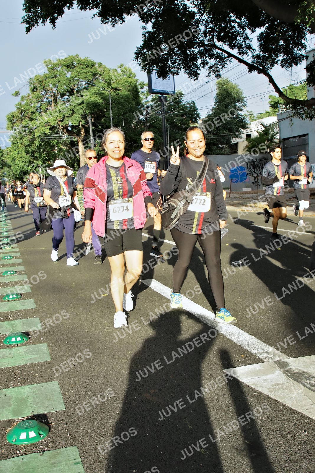 Foto de la X Carrera Leones Negros Red Cola 2026 en Rectoría General de la UdeG, Av. Juárez 976 (meta en Av. Enrique Díaz de León y Pedro Moreno), Guadalajara a las 07:56 · dorsal 6774, 2014, 6772, 11568