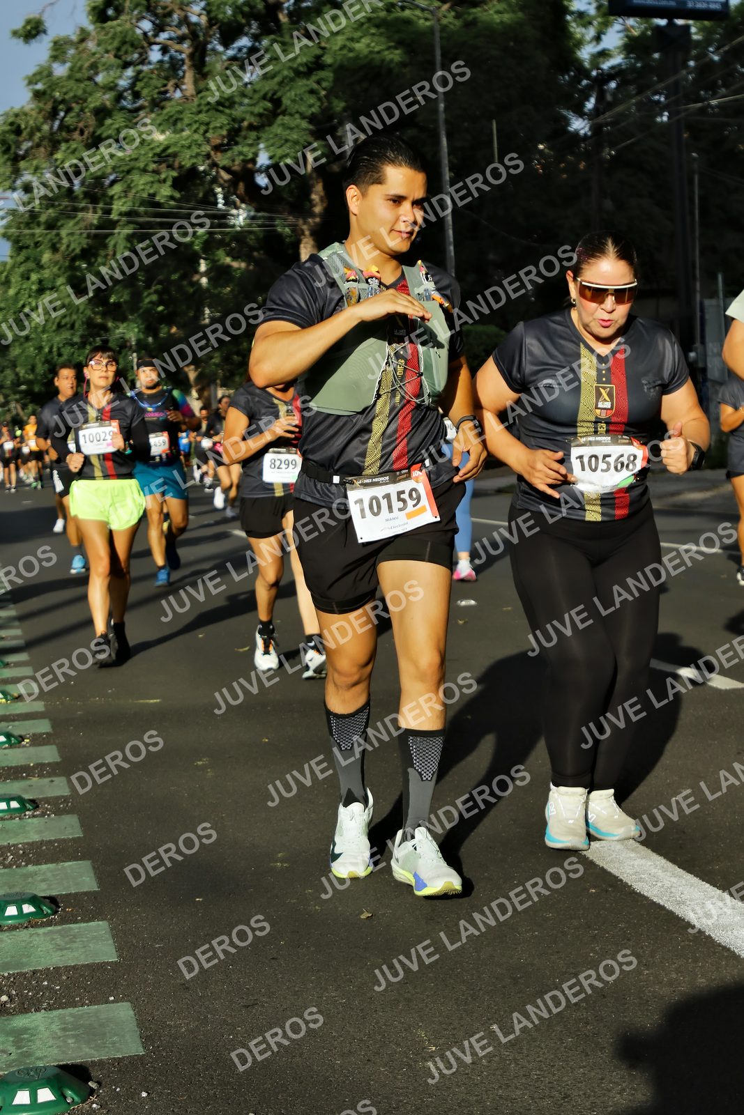 Foto de la X Carrera Leones Negros Red Cola 2026 en Rectoría General de la UdeG, Av. Juárez 976 (meta en Av. Enrique Díaz de León y Pedro Moreno), Guadalajara a las 07:56 · dorsal 10159, 10568, 8299, 1002