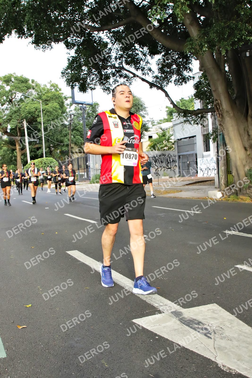 Foto de la X Carrera Leones Negros Red Cola 2026 en Rectoría General de la UdeG, Av. Juárez 976 (meta en Av. Enrique Díaz de León y Pedro Moreno), Guadalajara a las 08:07 · dorsal 10870