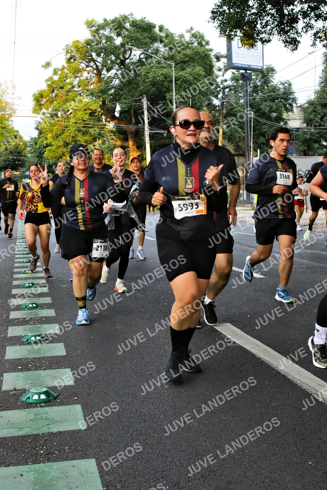 Foto de la X Carrera Leones Negros Red Cola 2026 en Rectoría General de la UdeG, Av. Juárez 976 (meta en Av. Enrique Díaz de León y Pedro Moreno), Guadalajara a las 05:06 · dorsal 5993, 2118, 3168