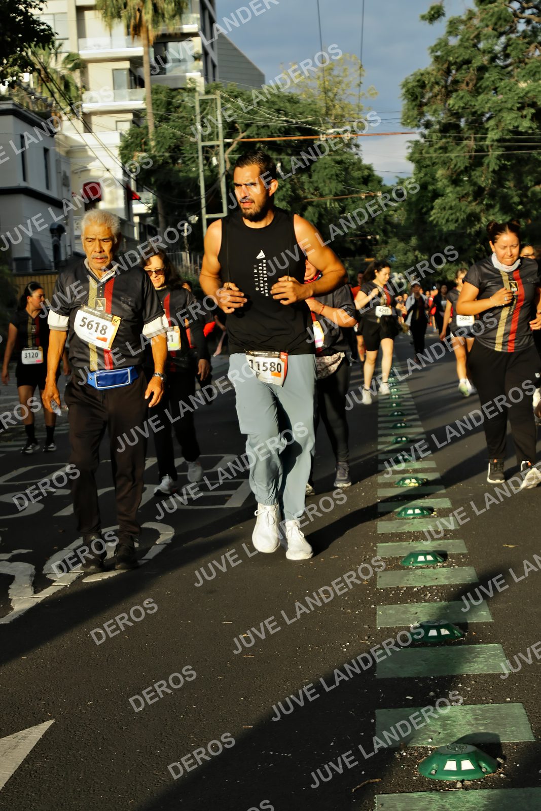 Foto de la X Carrera Leones Negros Red Cola 2026 en Rectoría General de la UdeG, Av. Juárez 976 (meta en Av. Enrique Díaz de León y Pedro Moreno), Guadalajara a las 07:29 · dorsal 5618, 11580, 3120