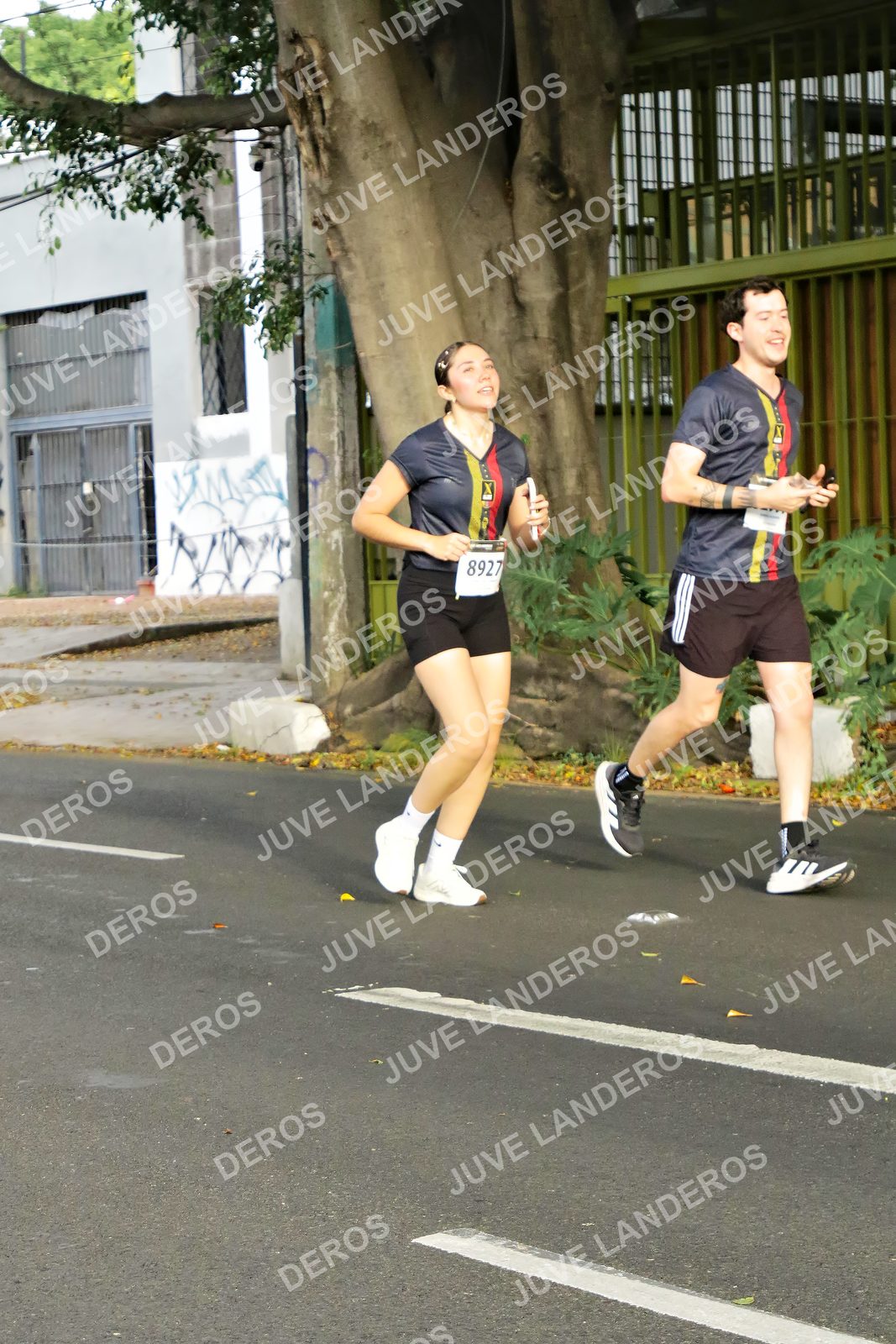 Foto de la X Carrera Leones Negros Red Cola 2026 en Rectoría General de la UdeG, Av. Juárez 976 (meta en Av. Enrique Díaz de León y Pedro Moreno), Guadalajara a las 08:07 · dorsal 8927