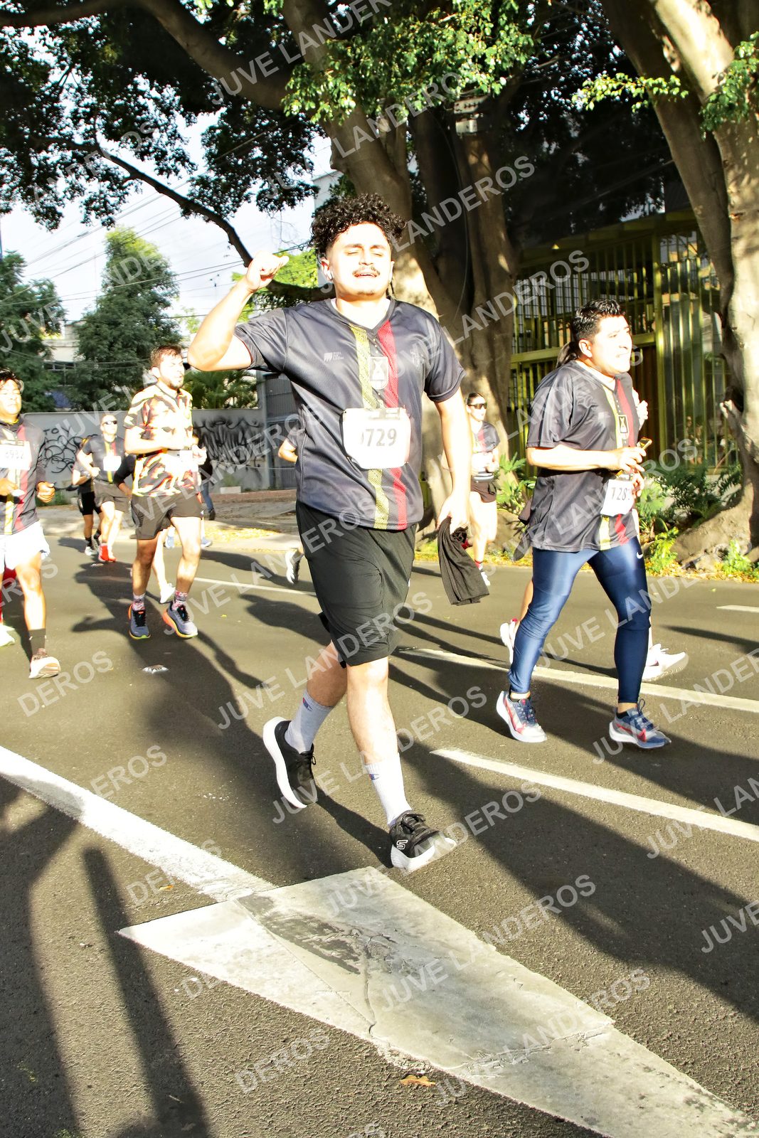 Foto de la X Carrera Leones Negros Red Cola 2026 en Rectoría General de la UdeG, Av. Juárez 976 (meta en Av. Enrique Díaz de León y Pedro Moreno), Guadalajara a las 07:51 · dorsal 128, 729