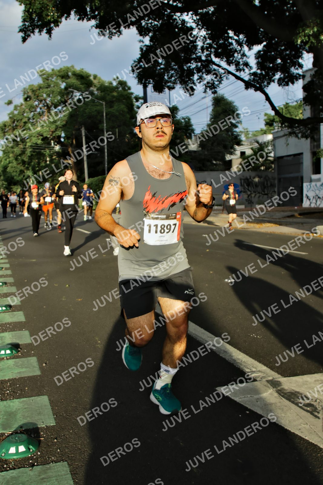 Foto de la X Carrera Leones Negros Red Cola 2026 en Rectoría General de la UdeG, Av. Juárez 976 (meta en Av. Enrique Díaz de León y Pedro Moreno), Guadalajara a las 07:37 · dorsal 11897