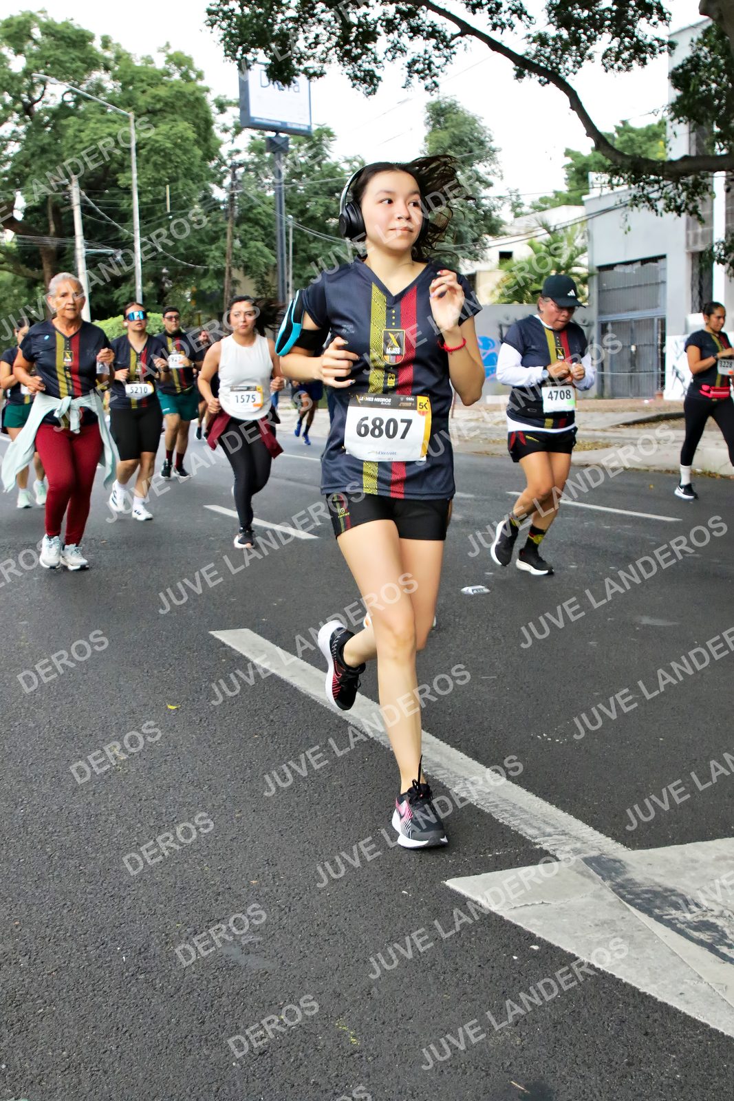 Foto de la X Carrera Leones Negros Red Cola 2026 en Rectoría General de la UdeG, Av. Juárez 976 (meta en Av. Enrique Díaz de León y Pedro Moreno), Guadalajara a las 07:15 · dorsal 6807, 4708, 1575