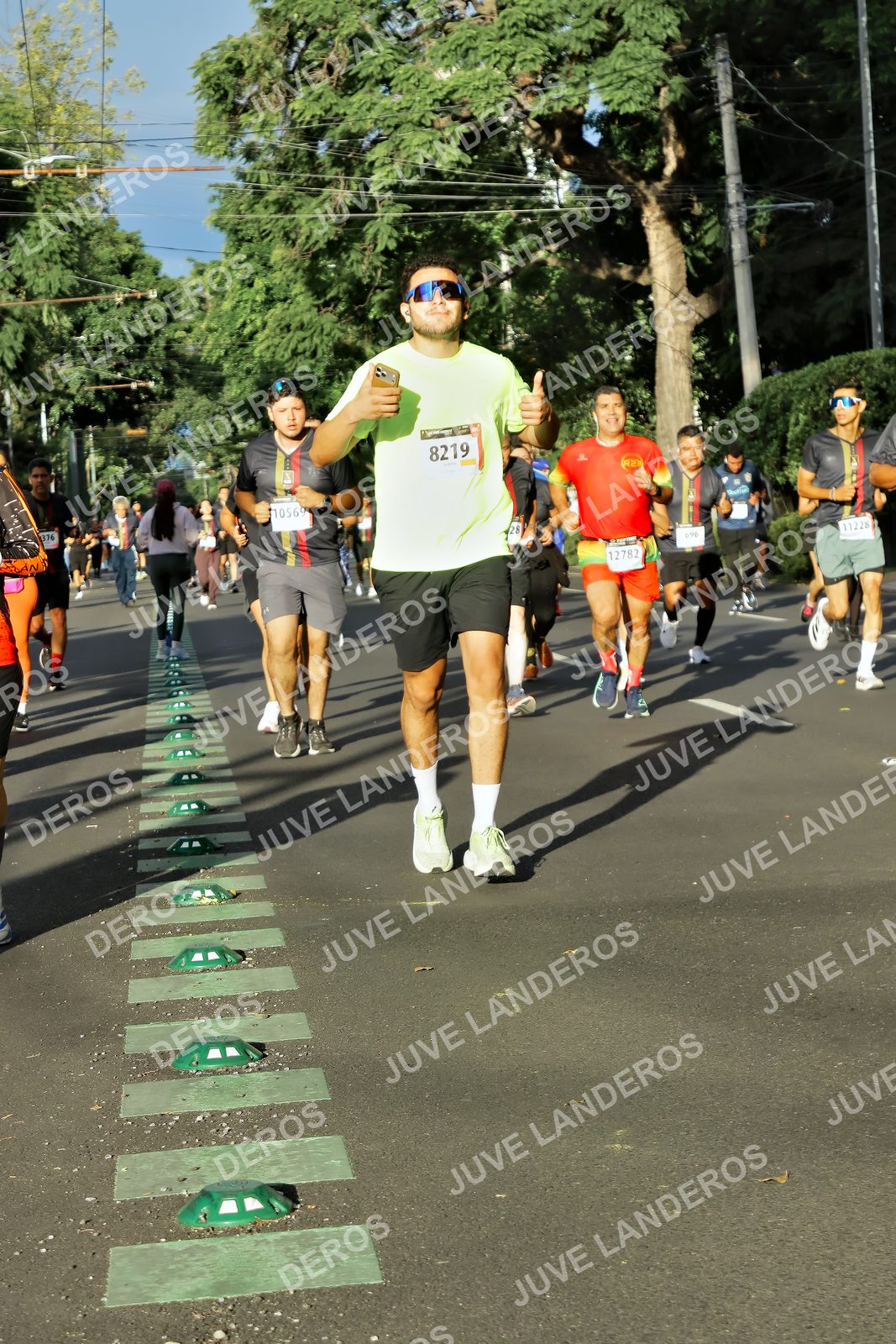 Foto de la X Carrera Leones Negros Red Cola 2026 en Rectoría General de la UdeG, Av. Juárez 976 (meta en Av. Enrique Díaz de León y Pedro Moreno), Guadalajara a las 07:47 · dorsal 8219, 12782, 11228, 376
