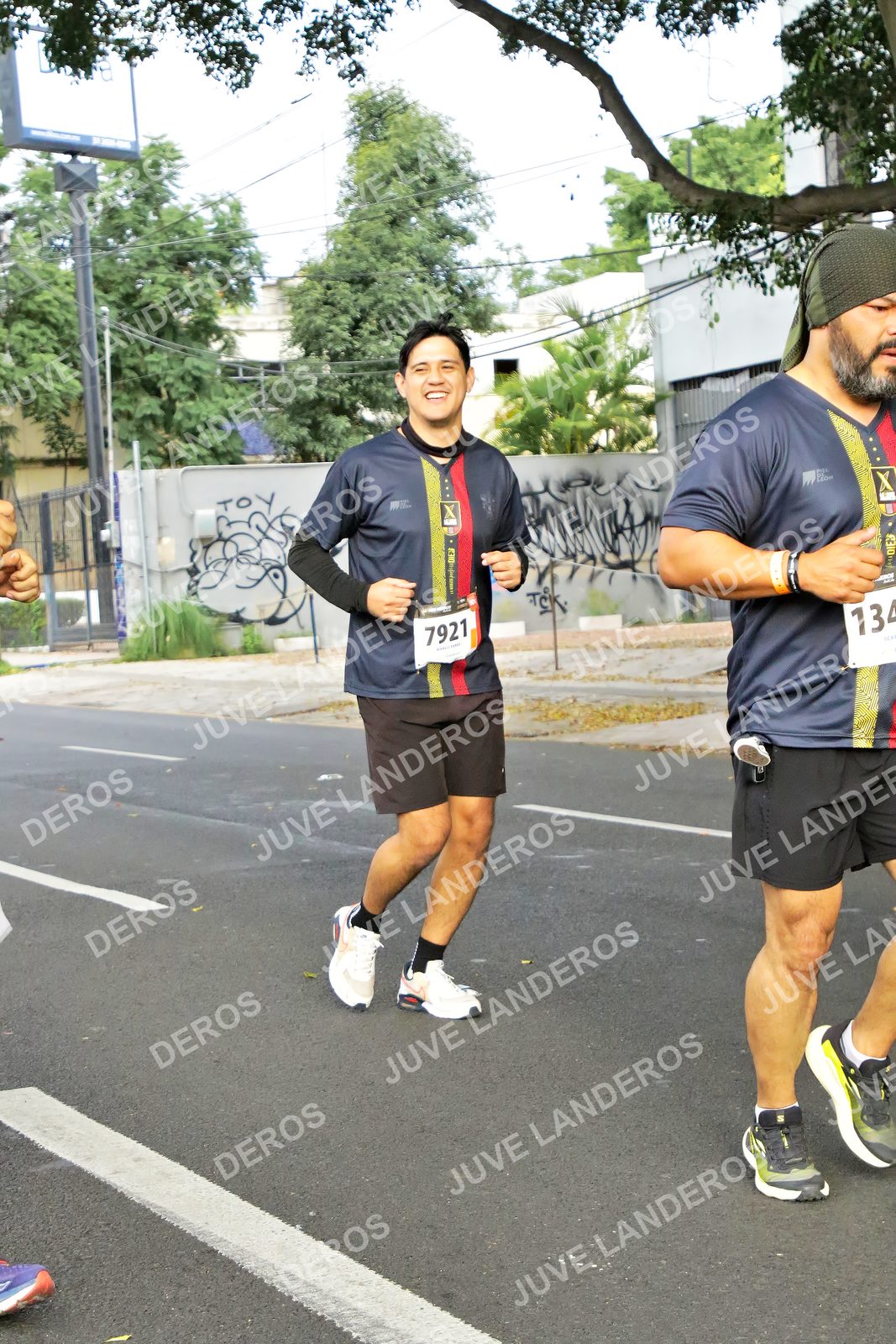 Foto de la X Carrera Leones Negros Red Cola 2026 en Rectoría General de la UdeG, Av. Juárez 976 (meta en Av. Enrique Díaz de León y Pedro Moreno), Guadalajara a las 08:15 · dorsal 7921