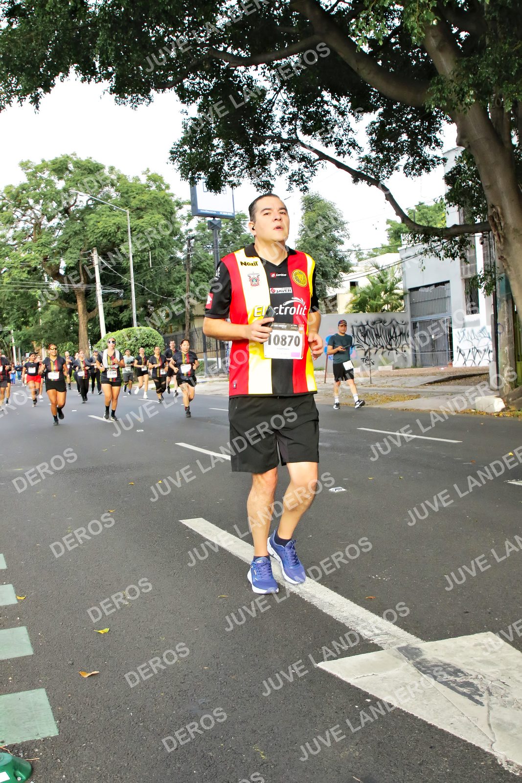 Foto de la X Carrera Leones Negros Red Cola 2026 en Rectoría General de la UdeG, Av. Juárez 976 (meta en Av. Enrique Díaz de León y Pedro Moreno), Guadalajara a las 08:07 · dorsal 870