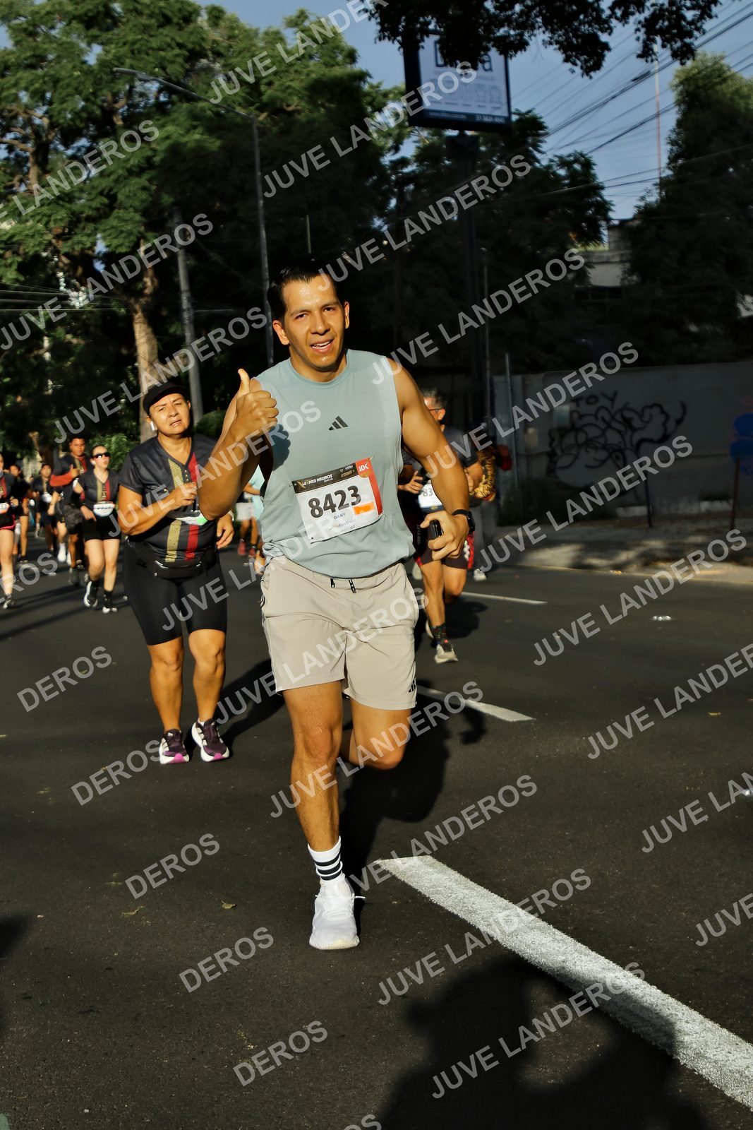 Foto de la X Carrera Leones Negros Red Cola 2026 en Rectoría General de la UdeG, Av. Juárez 976 (meta en Av. Enrique Díaz de León y Pedro Moreno), Guadalajara a las 07:53 · dorsal 8423, 83