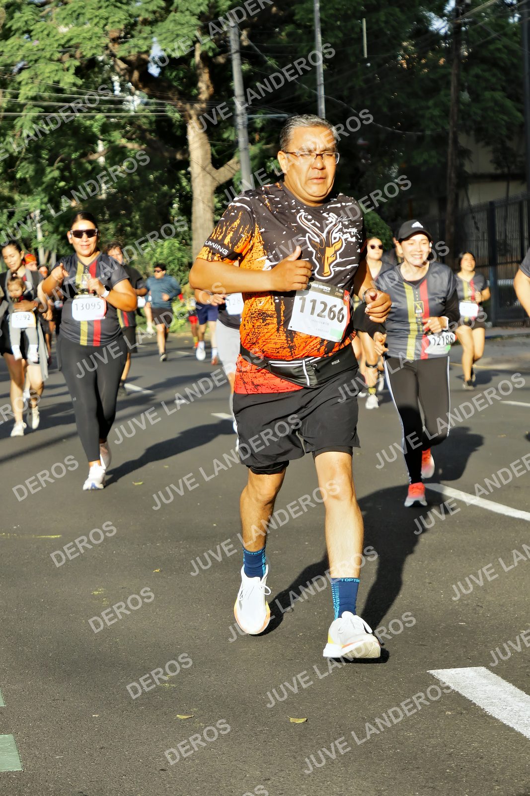 Foto de la X Carrera Leones Negros Red Cola 2026 en Rectoría General de la UdeG, Av. Juárez 976 (meta en Av. Enrique Díaz de León y Pedro Moreno), Guadalajara a las 07:54 · dorsal 11266, 13095, 2188