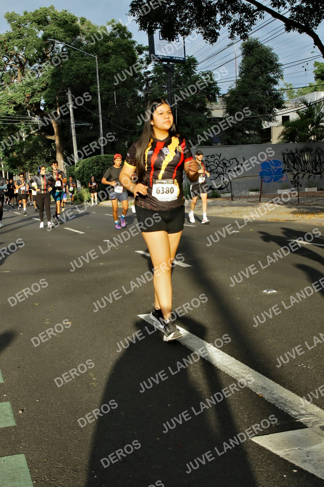 Foto de la X Carrera Leones Negros Red Cola 2026 en Rectoría General de la UdeG, Av. Juárez 976 (meta en Av. Enrique Díaz de León y Pedro Moreno), Guadalajara a las 07:39 · dorsal 6380