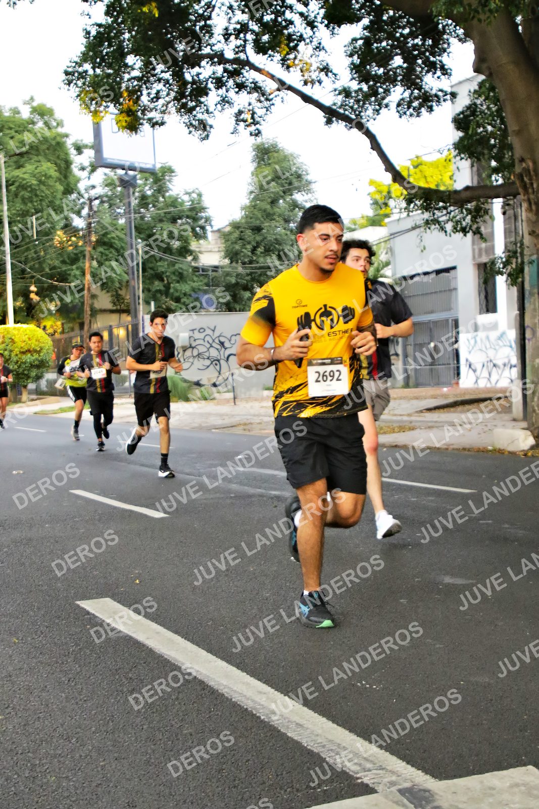 Foto de la X Carrera Leones Negros Red Cola 2026 en Rectoría General de la UdeG, Av. Juárez 976 (meta en Av. Enrique Díaz de León y Pedro Moreno), Guadalajara a las 05:03 · dorsal 2692, 2045