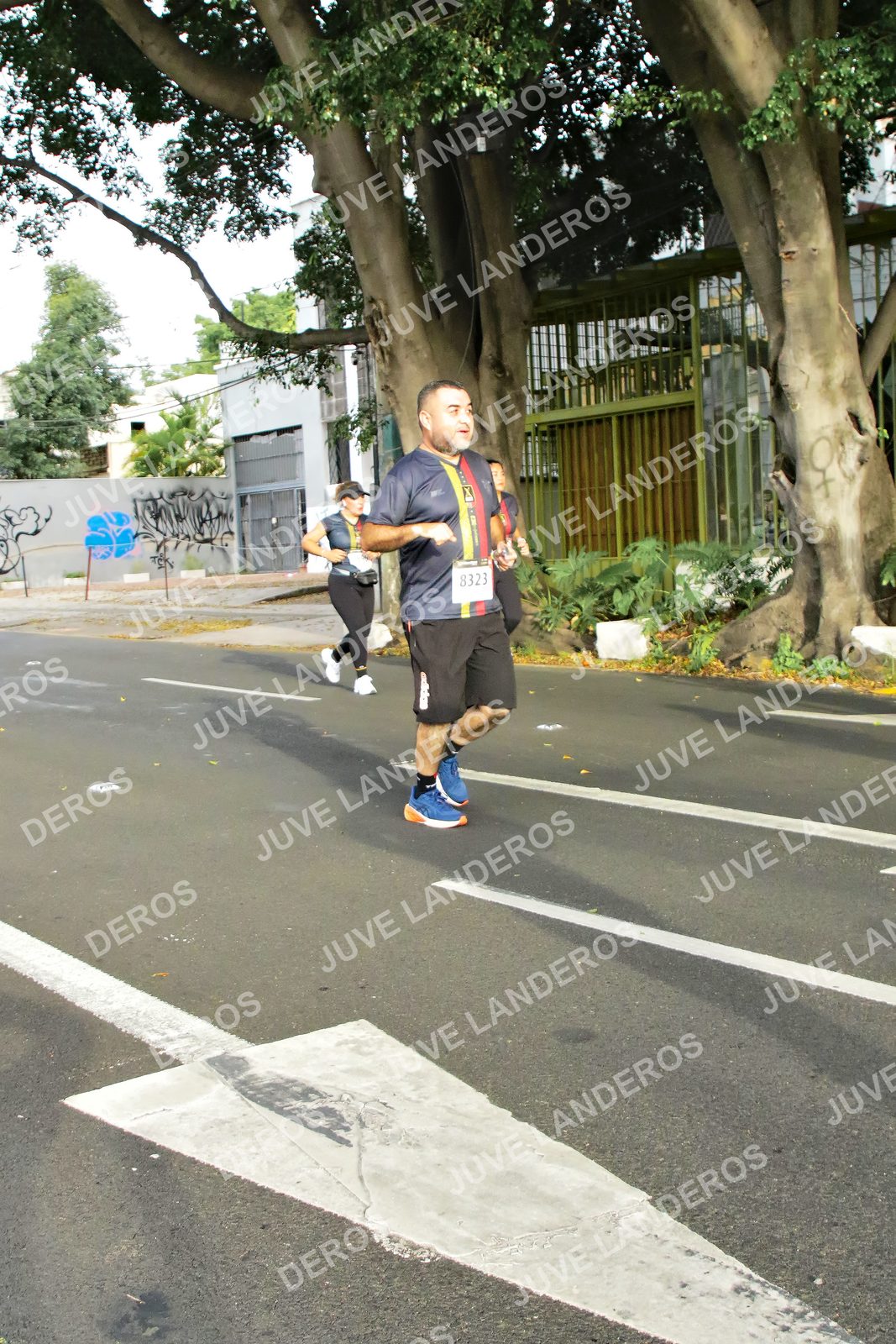 Foto de la X Carrera Leones Negros Red Cola 2026 en Rectoría General de la UdeG, Av. Juárez 976 (meta en Av. Enrique Díaz de León y Pedro Moreno), Guadalajara a las 08:06 · dorsal 8323