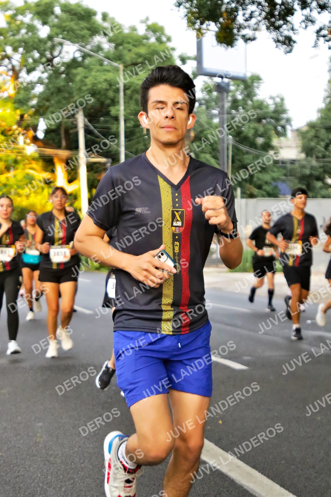 Foto de la X Carrera Leones Negros Red Cola 2026 en Rectoría General de la UdeG, Av. Juárez 976 (meta en Av. Enrique Díaz de León y Pedro Moreno), Guadalajara a las 05:03 · dorsal 861, 3858