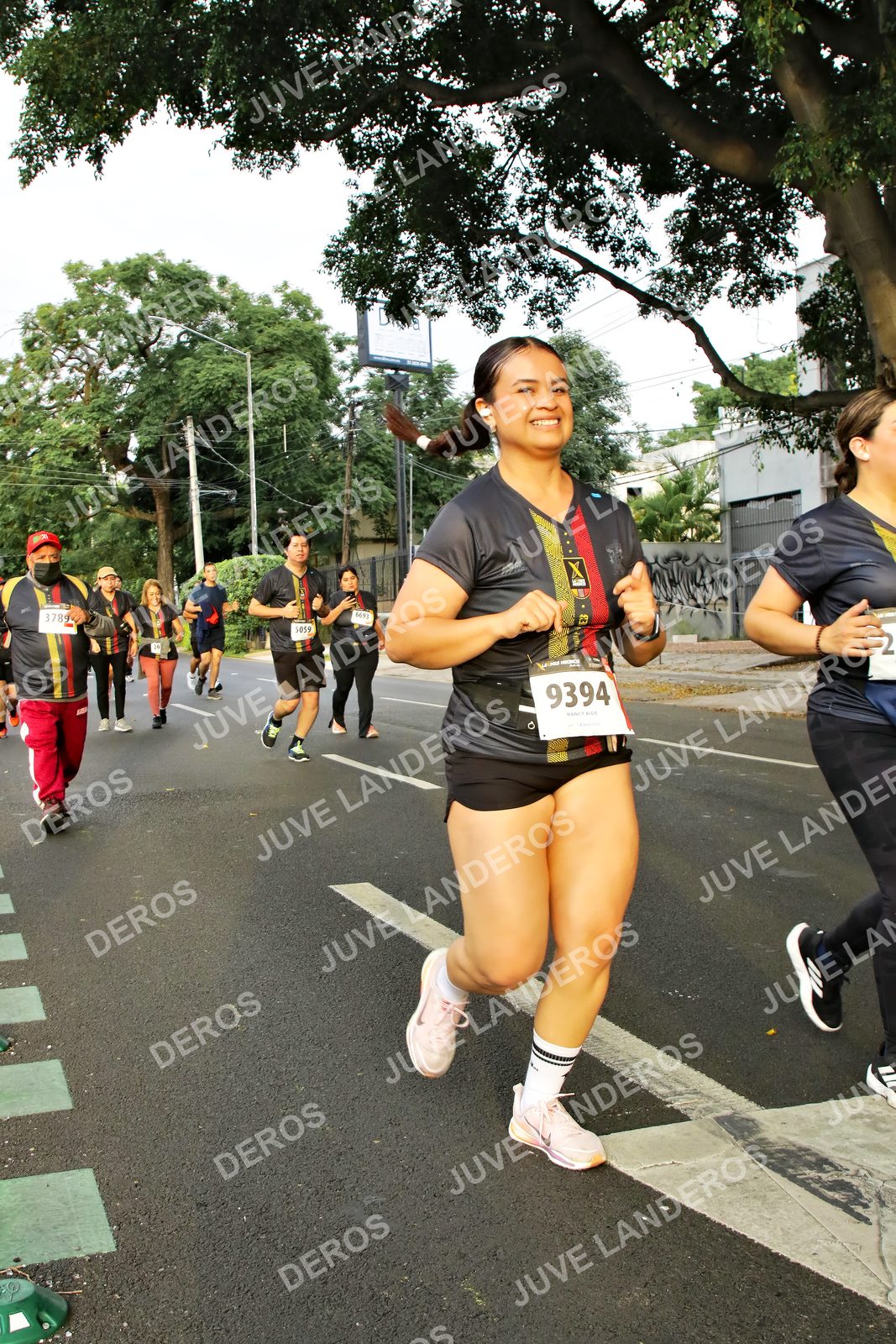 Foto de la X Carrera Leones Negros Red Cola 2026 en Rectoría General de la UdeG, Av. Juárez 976 (meta en Av. Enrique Díaz de León y Pedro Moreno), Guadalajara a las 07:21 · dorsal 9394, 3789, 5059