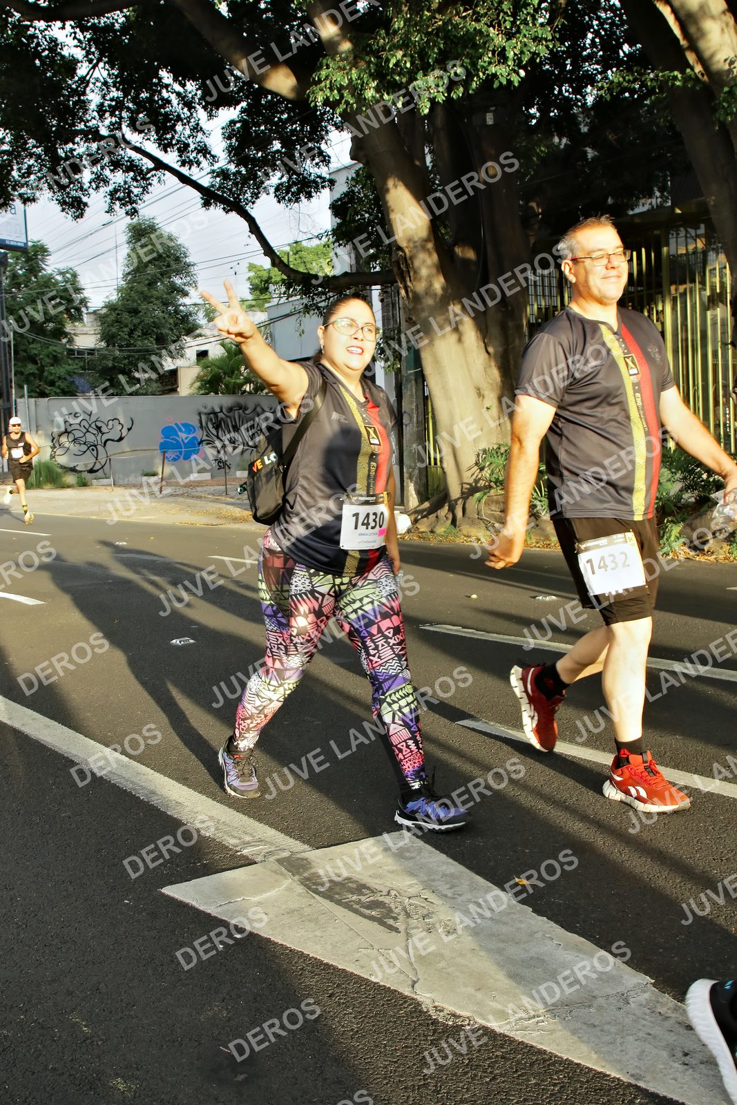 Foto de la X Carrera Leones Negros Red Cola 2026 en Rectoría General de la UdeG, Av. Juárez 976 (meta en Av. Enrique Díaz de León y Pedro Moreno), Guadalajara a las 07:24 · dorsal 1430, 1432