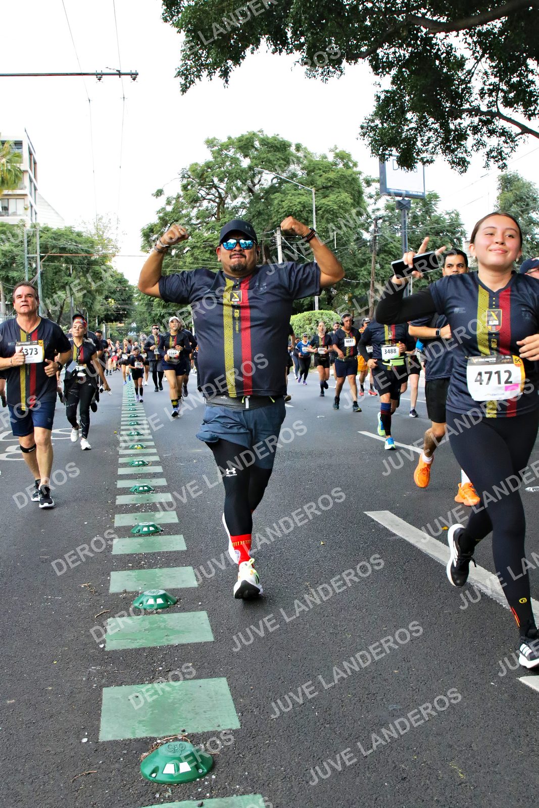 Foto de la X Carrera Leones Negros Red Cola 2026 en Rectoría General de la UdeG, Av. Juárez 976 (meta en Av. Enrique Díaz de León y Pedro Moreno), Guadalajara a las 05:11 · dorsal 4712, 3488, 4373