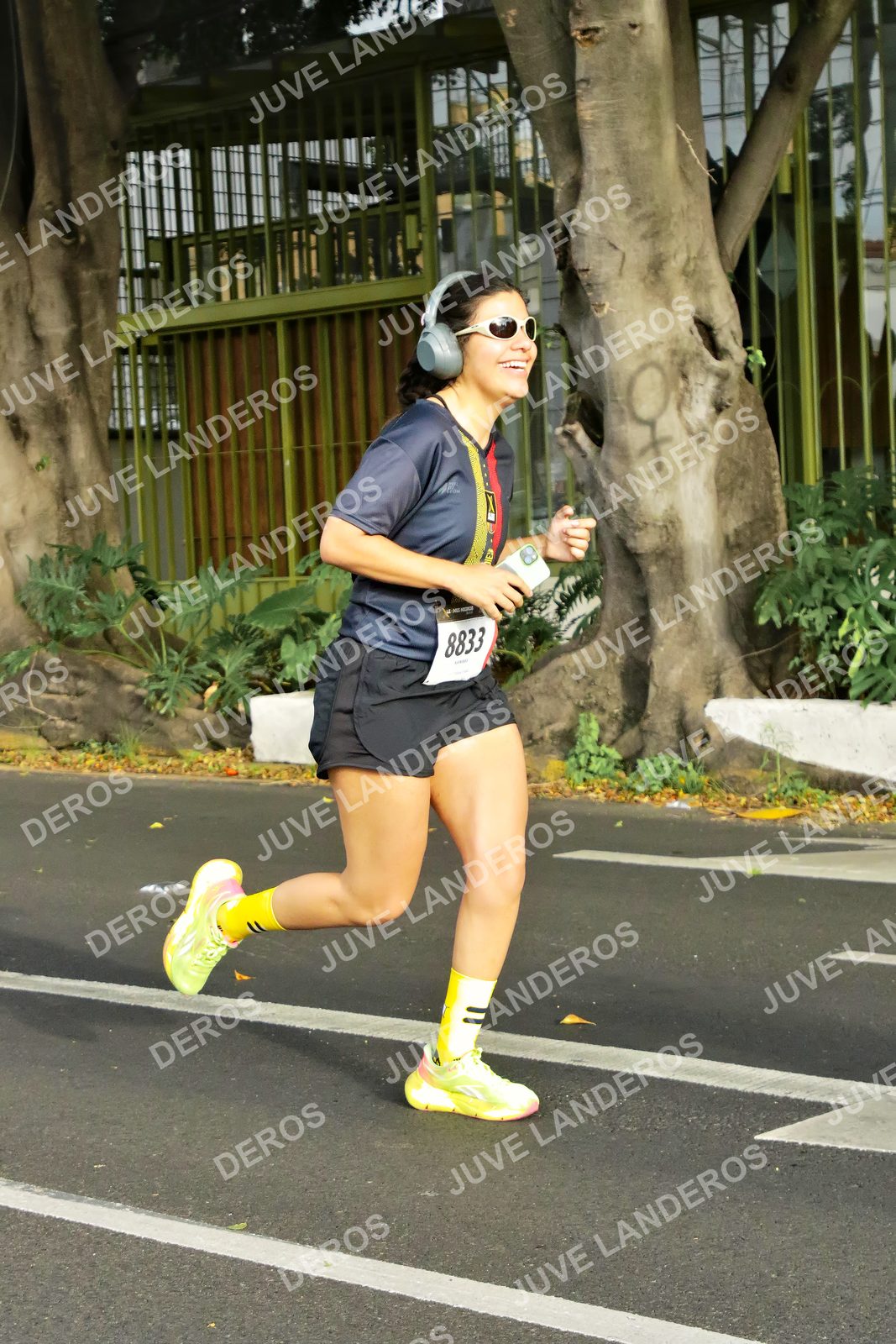 Foto de la X Carrera Leones Negros Red Cola 2026 en Rectoría General de la UdeG, Av. Juárez 976 (meta en Av. Enrique Díaz de León y Pedro Moreno), Guadalajara a las 08:09 · dorsal 8833