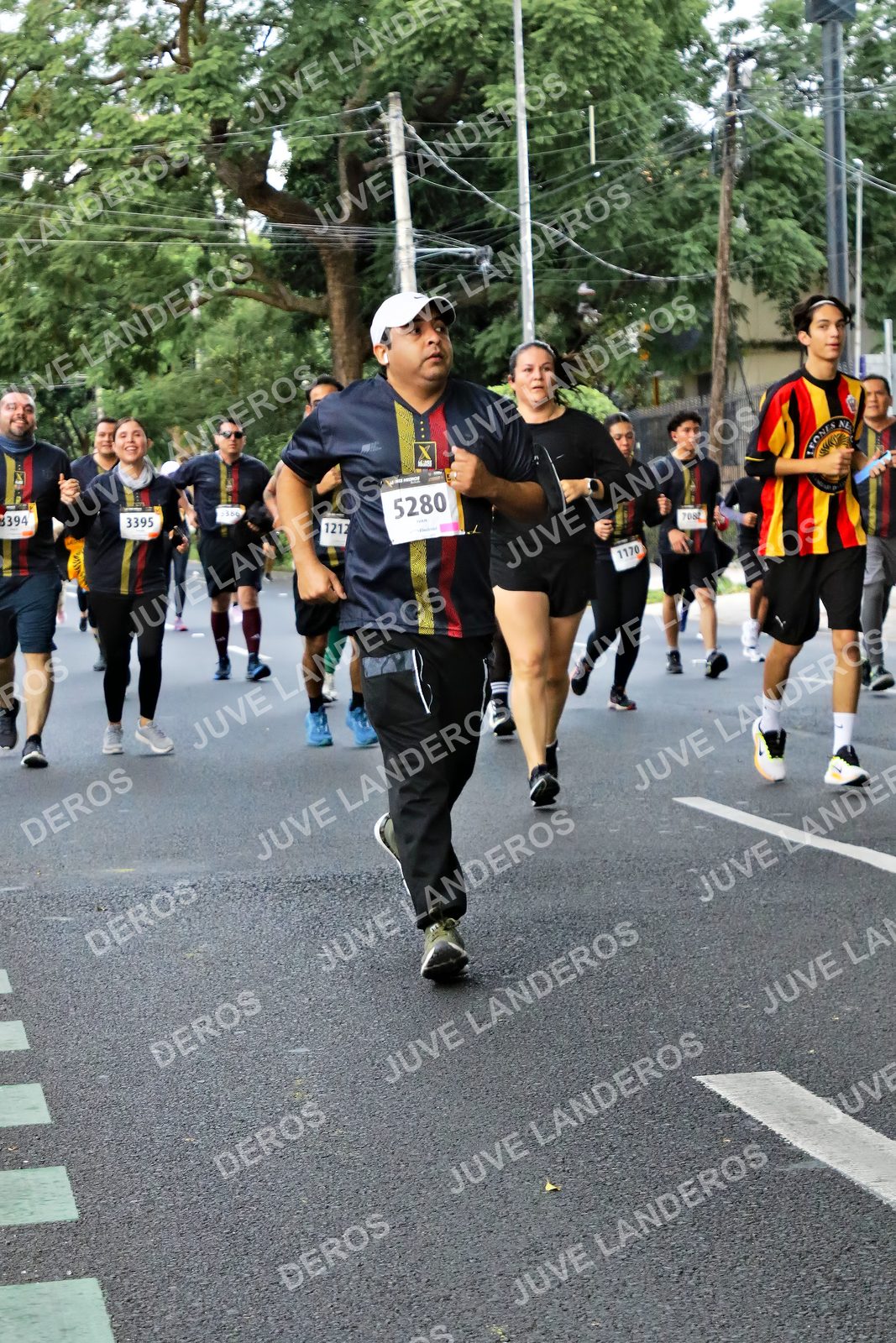Foto de la X Carrera Leones Negros Red Cola 2026 en Rectoría General de la UdeG, Av. Juárez 976 (meta en Av. Enrique Díaz de León y Pedro Moreno), Guadalajara a las 05:10 · dorsal 5280, 3395, 1212, 1170