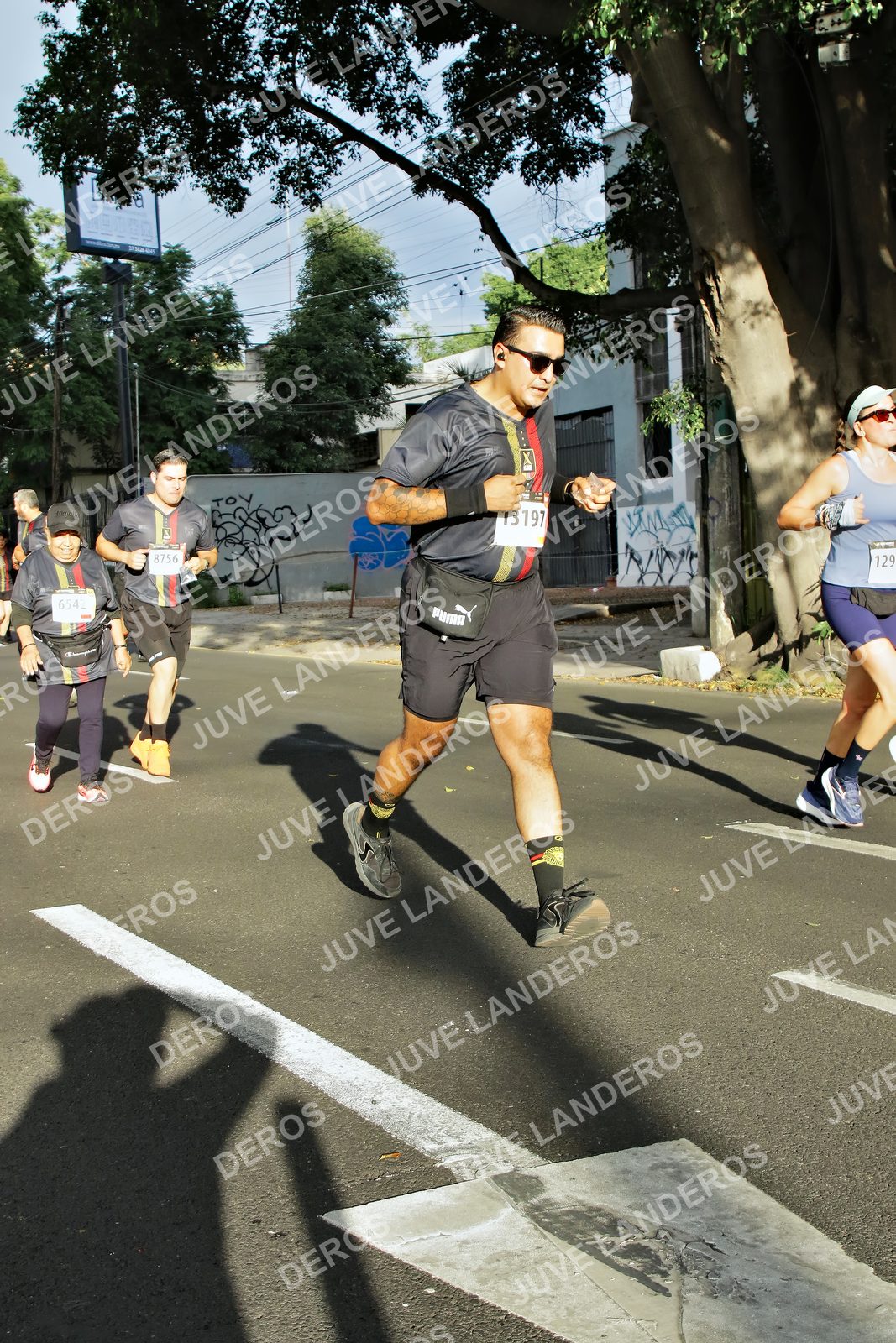 Foto de la X Carrera Leones Negros Red Cola 2026 en Rectoría General de la UdeG, Av. Juárez 976 (meta en Av. Enrique Díaz de León y Pedro Moreno), Guadalajara a las 07:52 · dorsal 129, 8756, 13197