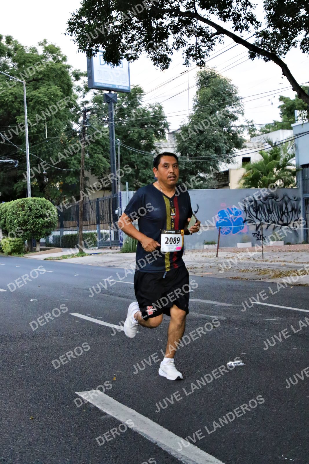 Foto de la X Carrera Leones Negros Red Cola 2026 en Rectoría General de la UdeG, Av. Juárez 976 (meta en Av. Enrique Díaz de León y Pedro Moreno), Guadalajara a las 04:56 · dorsal 2089