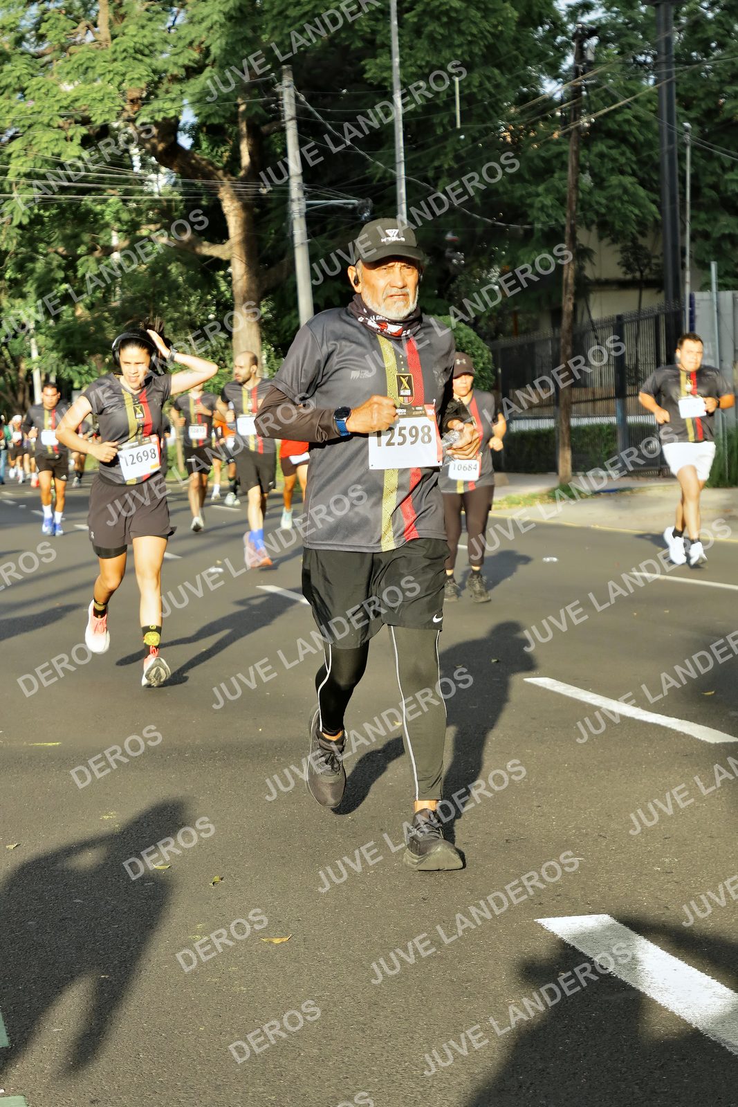 Foto de la X Carrera Leones Negros Red Cola 2026 en Rectoría General de la UdeG, Av. Juárez 976 (meta en Av. Enrique Díaz de León y Pedro Moreno), Guadalajara a las 07:39 · dorsal 12598, 684, 12698