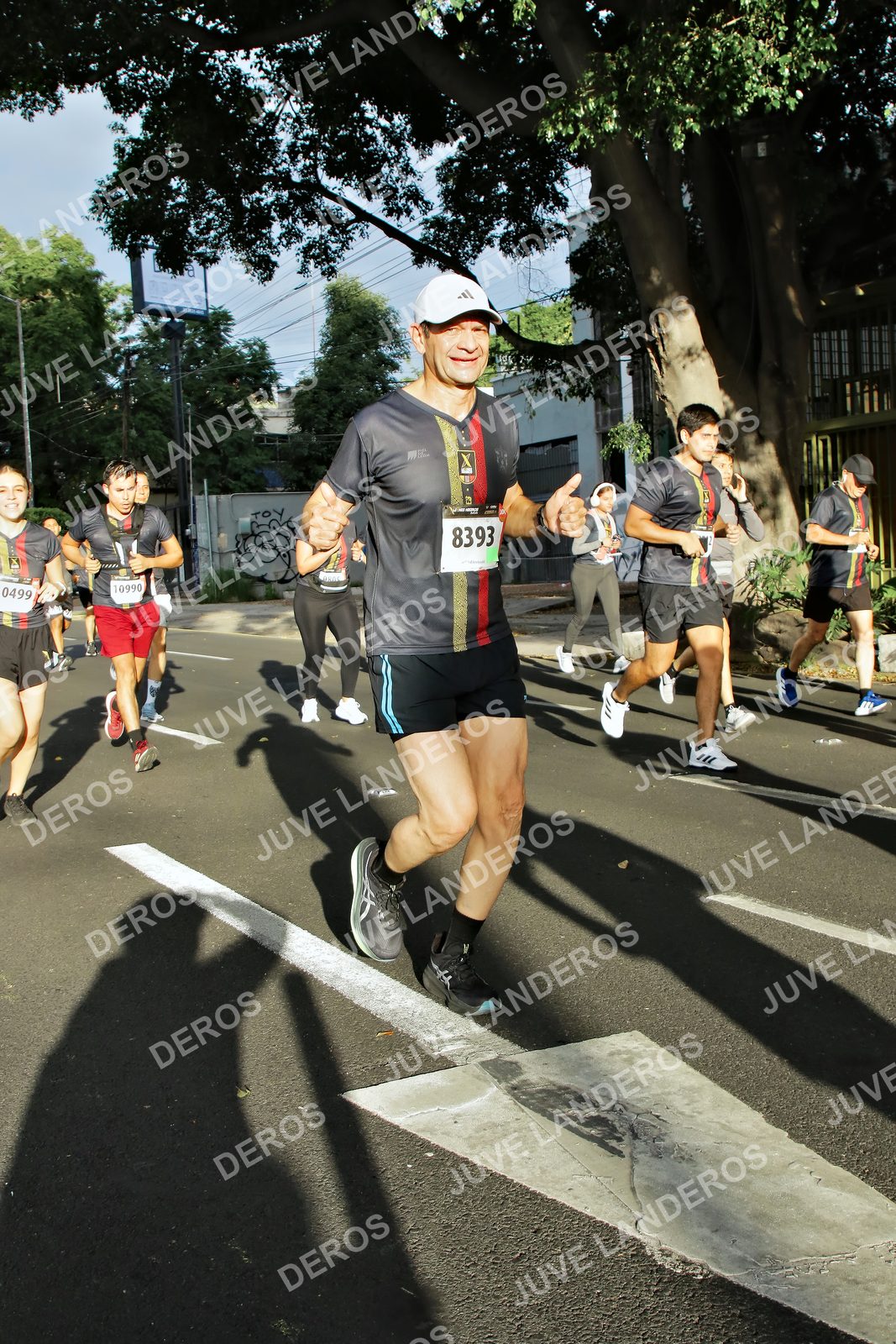 Foto de la X Carrera Leones Negros Red Cola 2026 en Rectoría General de la UdeG, Av. Juárez 976 (meta en Av. Enrique Díaz de León y Pedro Moreno), Guadalajara a las 07:48 · dorsal 8393, 499, 10990