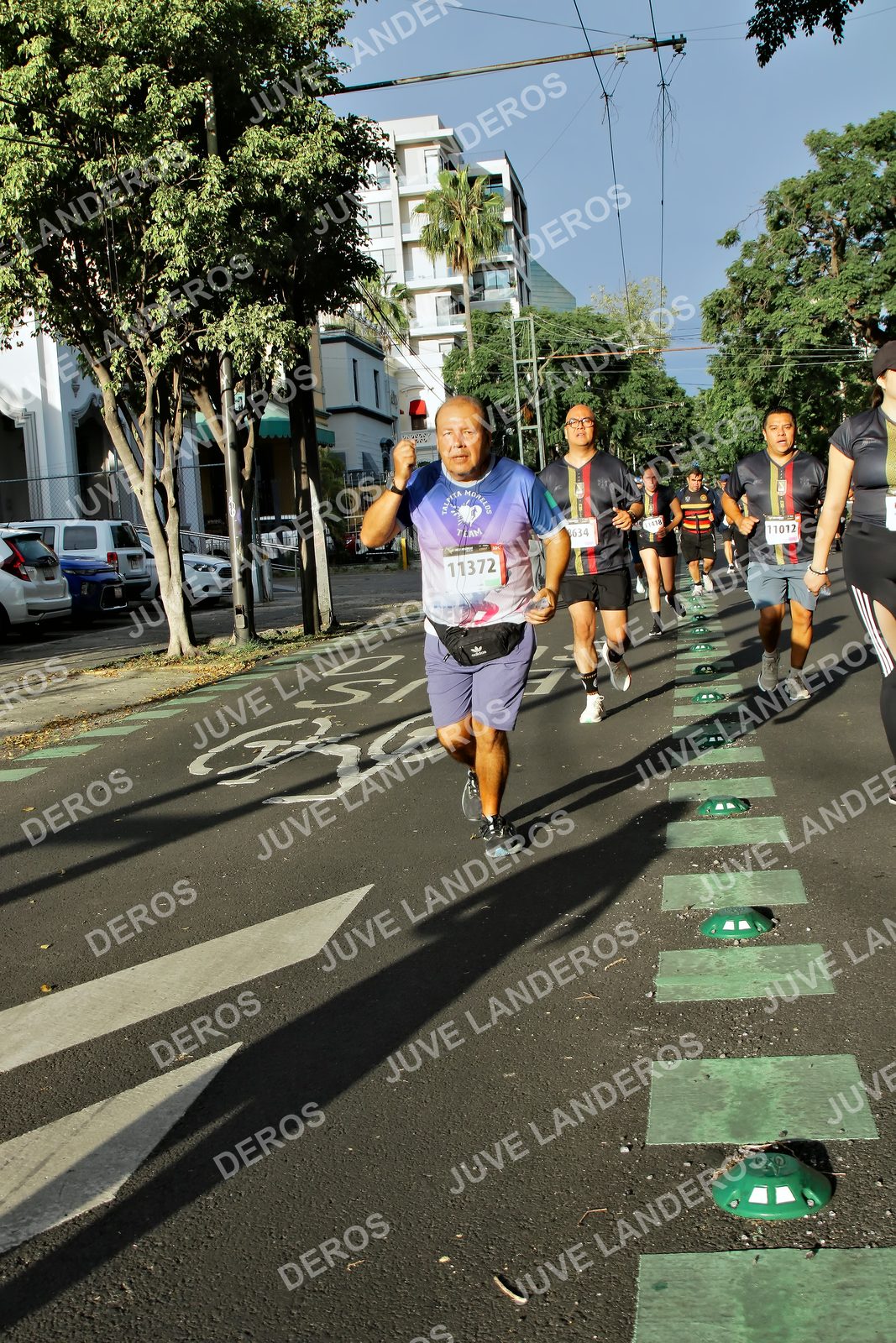 Foto de la X Carrera Leones Negros Red Cola 2026 en Rectoría General de la UdeG, Av. Juárez 976 (meta en Av. Enrique Díaz de León y Pedro Moreno), Guadalajara a las 07:54 · dorsal 11372, 11012, 634