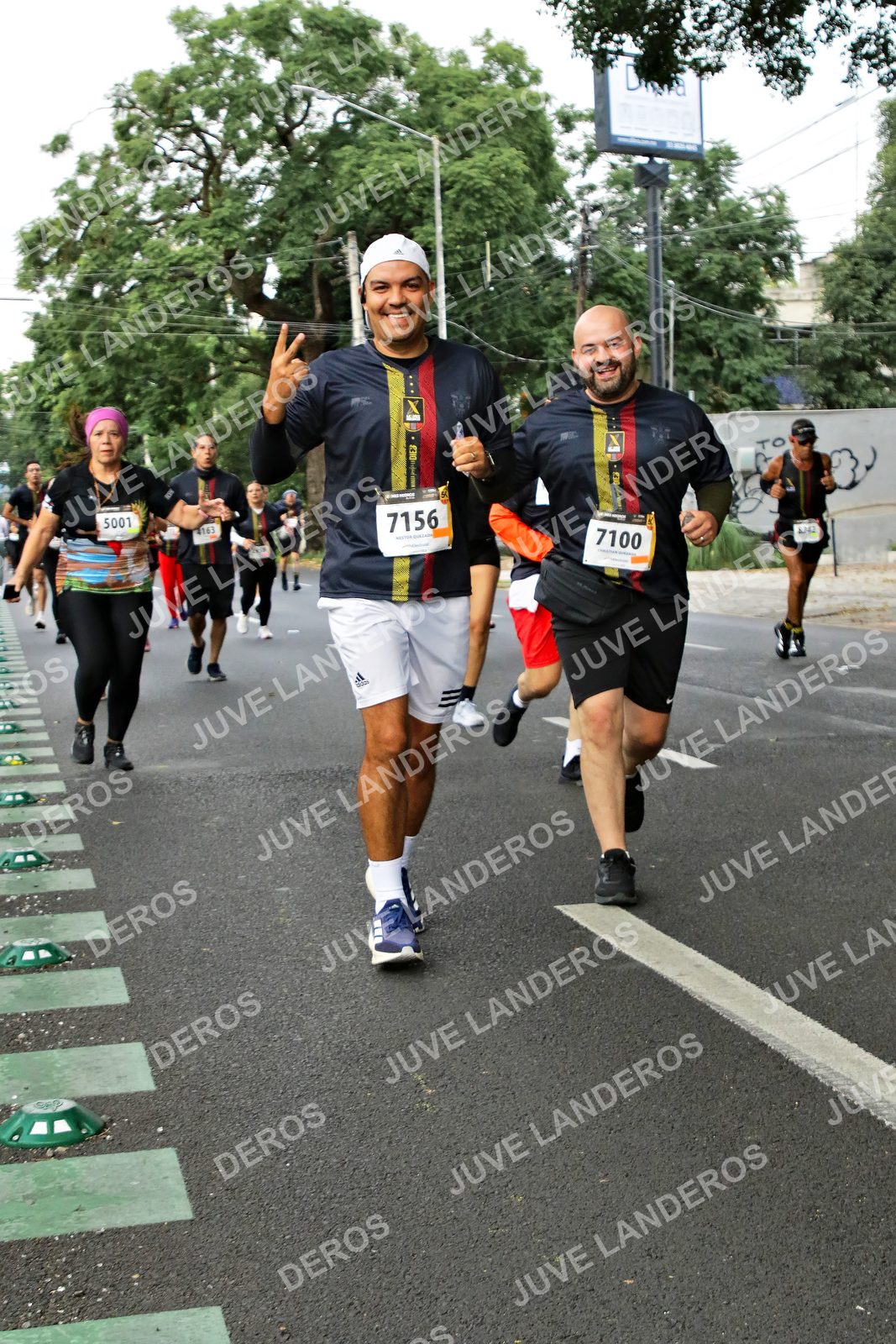 Foto de la X Carrera Leones Negros Red Cola 2026 en Rectoría General de la UdeG, Av. Juárez 976 (meta en Av. Enrique Díaz de León y Pedro Moreno), Guadalajara a las 07:17 · dorsal 7156, 7100, 5001