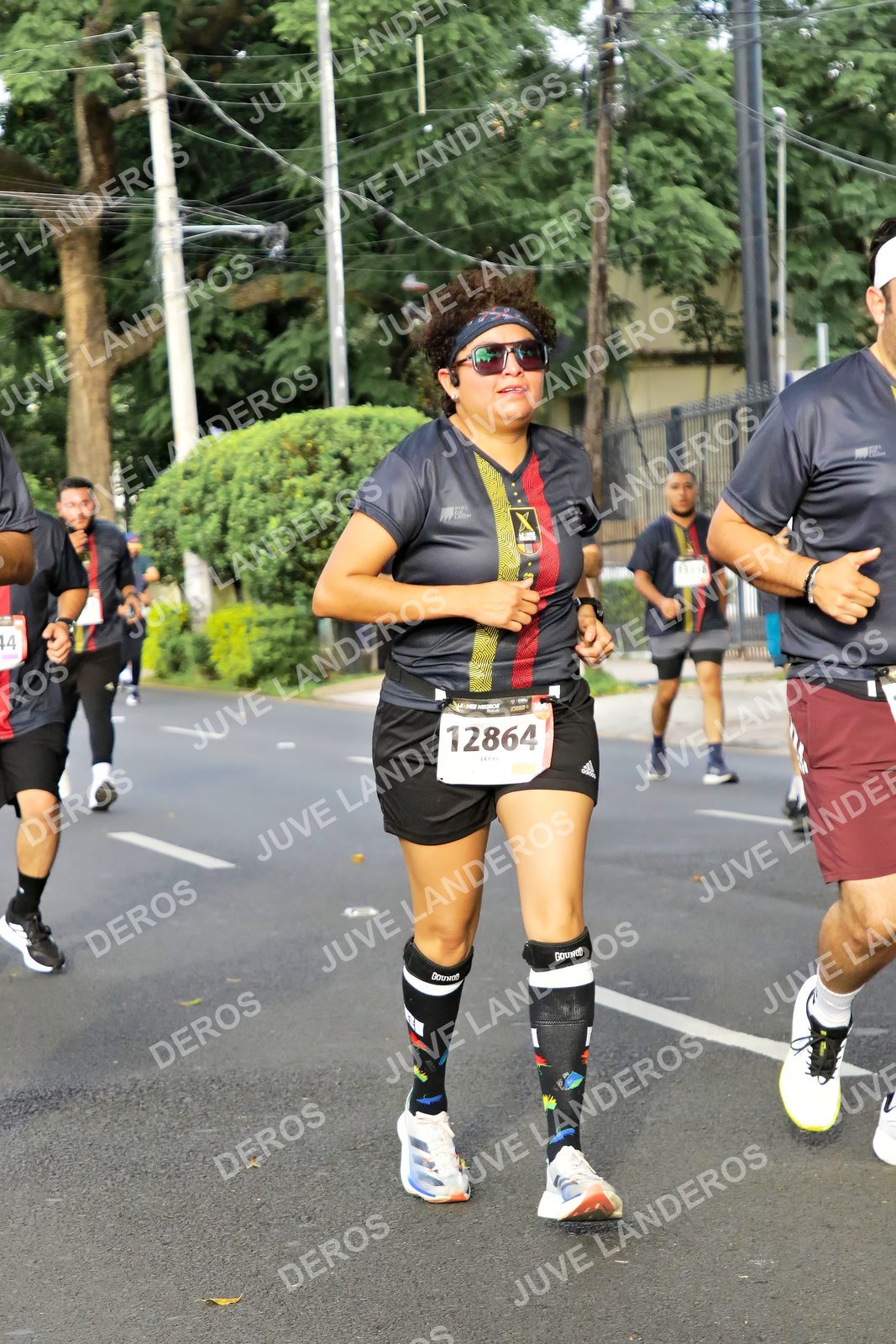 Foto de la X Carrera Leones Negros Red Cola 2026 en Rectoría General de la UdeG, Av. Juárez 976 (meta en Av. Enrique Díaz de León y Pedro Moreno), Guadalajara a las 08:07 · dorsal 12864