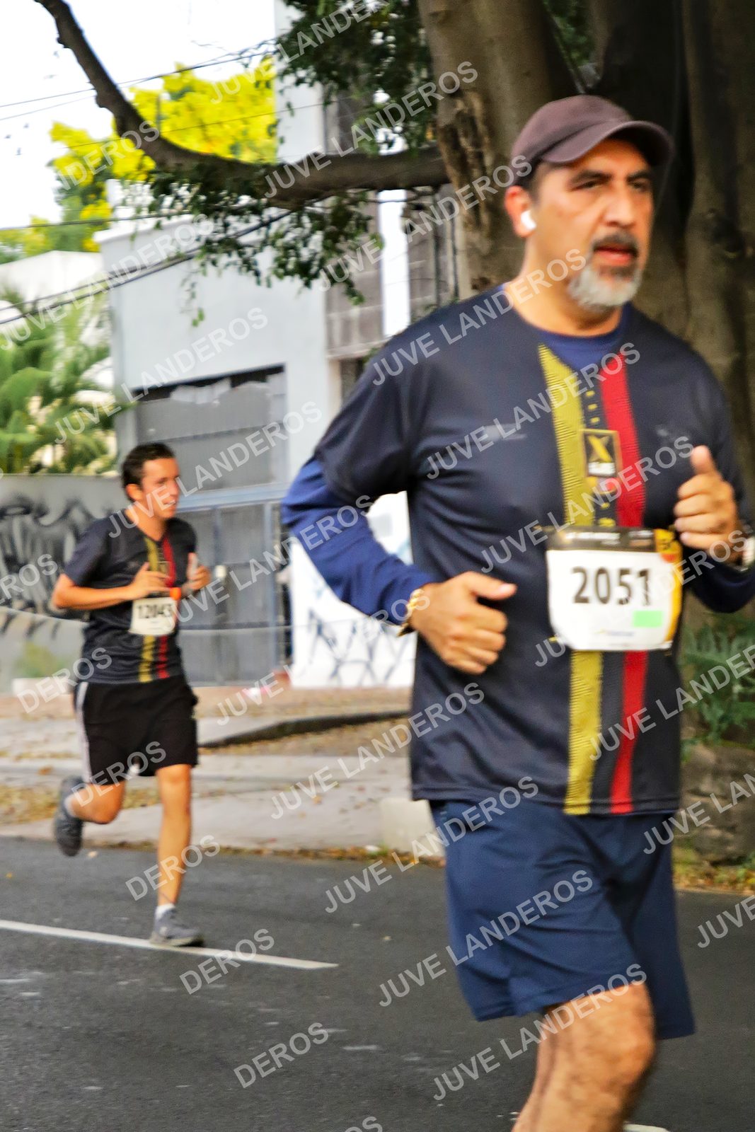 Foto de la X Carrera Leones Negros Red Cola 2026 en Rectoría General de la UdeG, Av. Juárez 976 (meta en Av. Enrique Díaz de León y Pedro Moreno), Guadalajara a las 05:03 · dorsal 2051, 12043