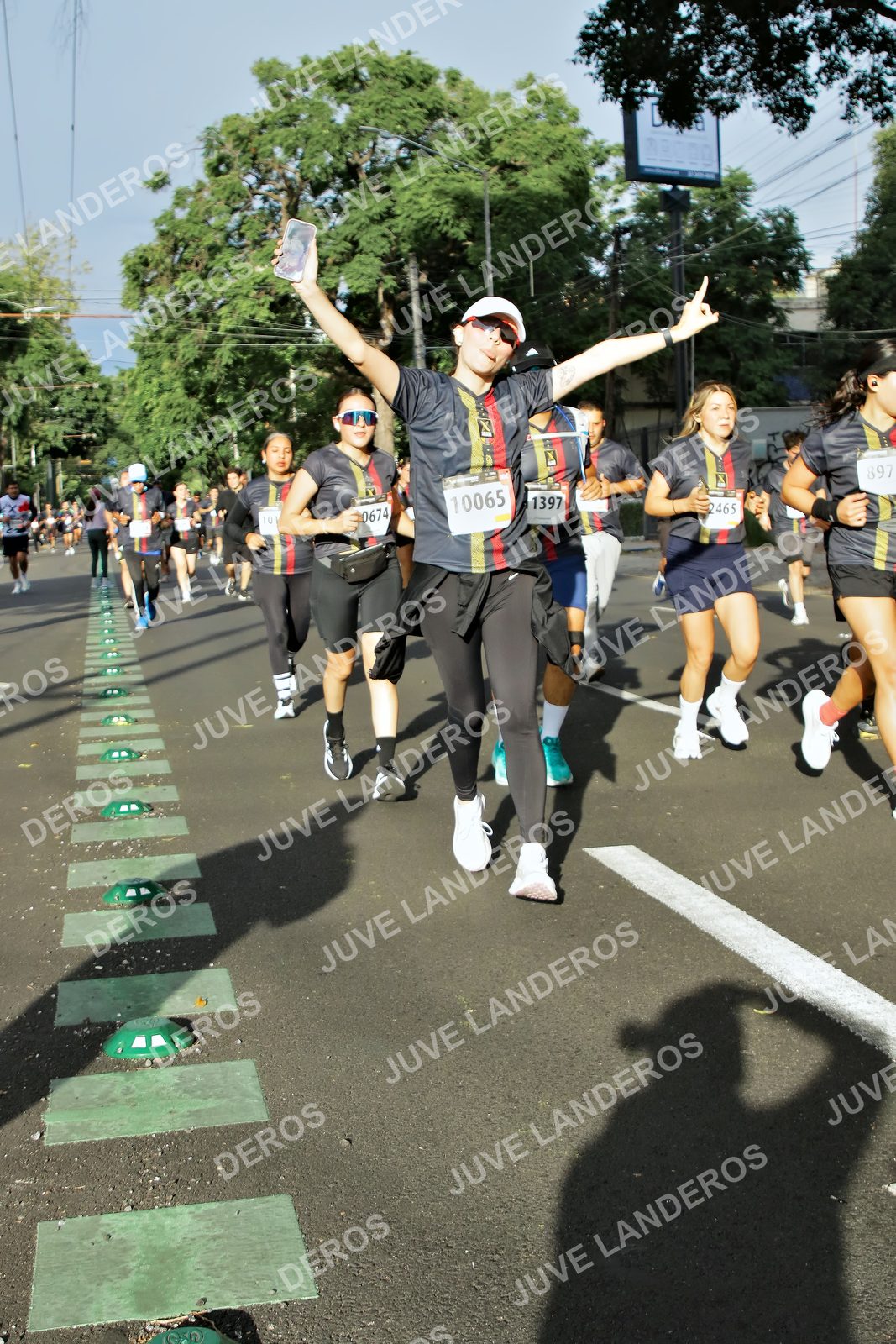 Foto de la X Carrera Leones Negros Red Cola 2026 en Rectoría General de la UdeG, Av. Juárez 976 (meta en Av. Enrique Díaz de León y Pedro Moreno), Guadalajara a las 07:59 · dorsal 1397, 10065, 897, 674
