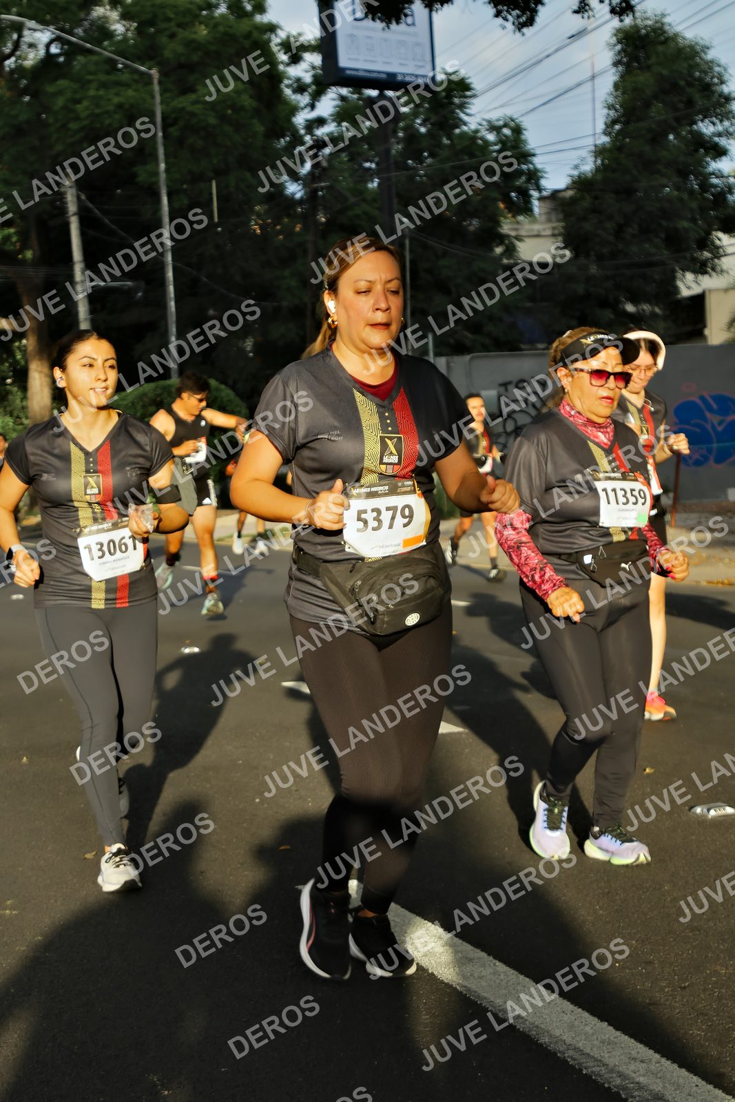Foto de la X Carrera Leones Negros Red Cola 2026 en Rectoría General de la UdeG, Av. Juárez 976 (meta en Av. Enrique Díaz de León y Pedro Moreno), Guadalajara a las 07:31 · dorsal 5379, 11359, 13061