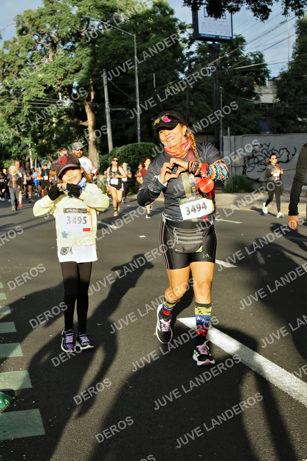 Foto de la X Carrera Leones Negros Red Cola 2026 en Rectoría General de la UdeG, Av. Juárez 976 (meta en Av. Enrique Díaz de León y Pedro Moreno), Guadalajara a las 07:42 · dorsal 3495, 3494