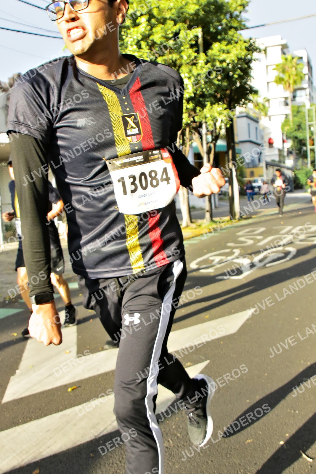 Foto de la X Carrera Leones Negros Red Cola 2026 en Rectoría General de la UdeG, Av. Juárez 976 (meta en Av. Enrique Díaz de León y Pedro Moreno), Guadalajara a las 07:51 · dorsal 13084