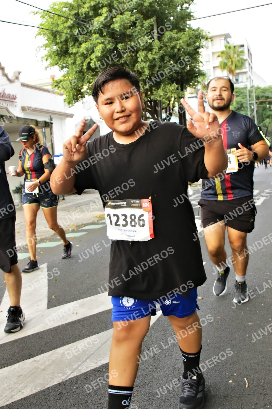 Foto de la X Carrera Leones Negros Red Cola 2026 en Rectoría General de la UdeG, Av. Juárez 976 (meta en Av. Enrique Díaz de León y Pedro Moreno), Guadalajara a las 07:19 · dorsal 12386