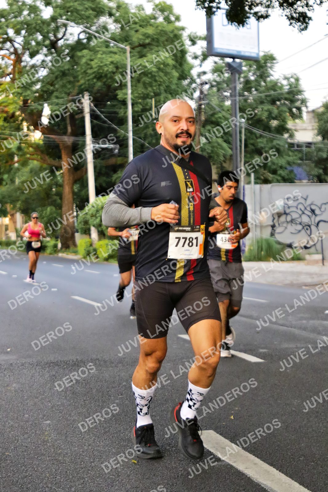 Foto de la X Carrera Leones Negros Red Cola 2026 en Rectoría General de la UdeG, Av. Juárez 976 (meta en Av. Enrique Díaz de León y Pedro Moreno), Guadalajara a las 04:58 · dorsal 7781, 43, 255