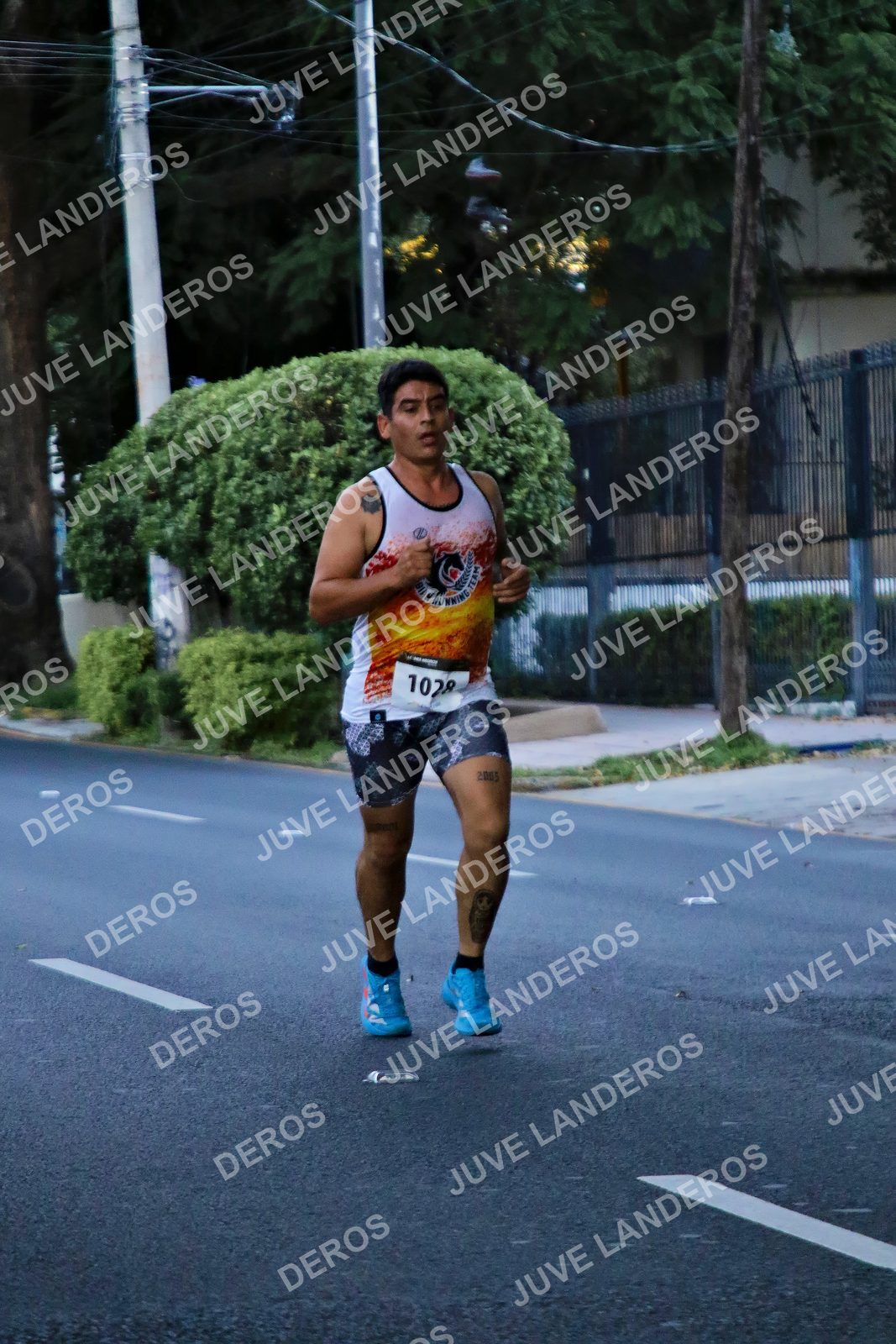 Foto de la X Carrera Leones Negros Red Cola 2026 en Rectoría General de la UdeG, Av. Juárez 976 (meta en Av. Enrique Díaz de León y Pedro Moreno), Guadalajara a las 04:54 · dorsal 1028