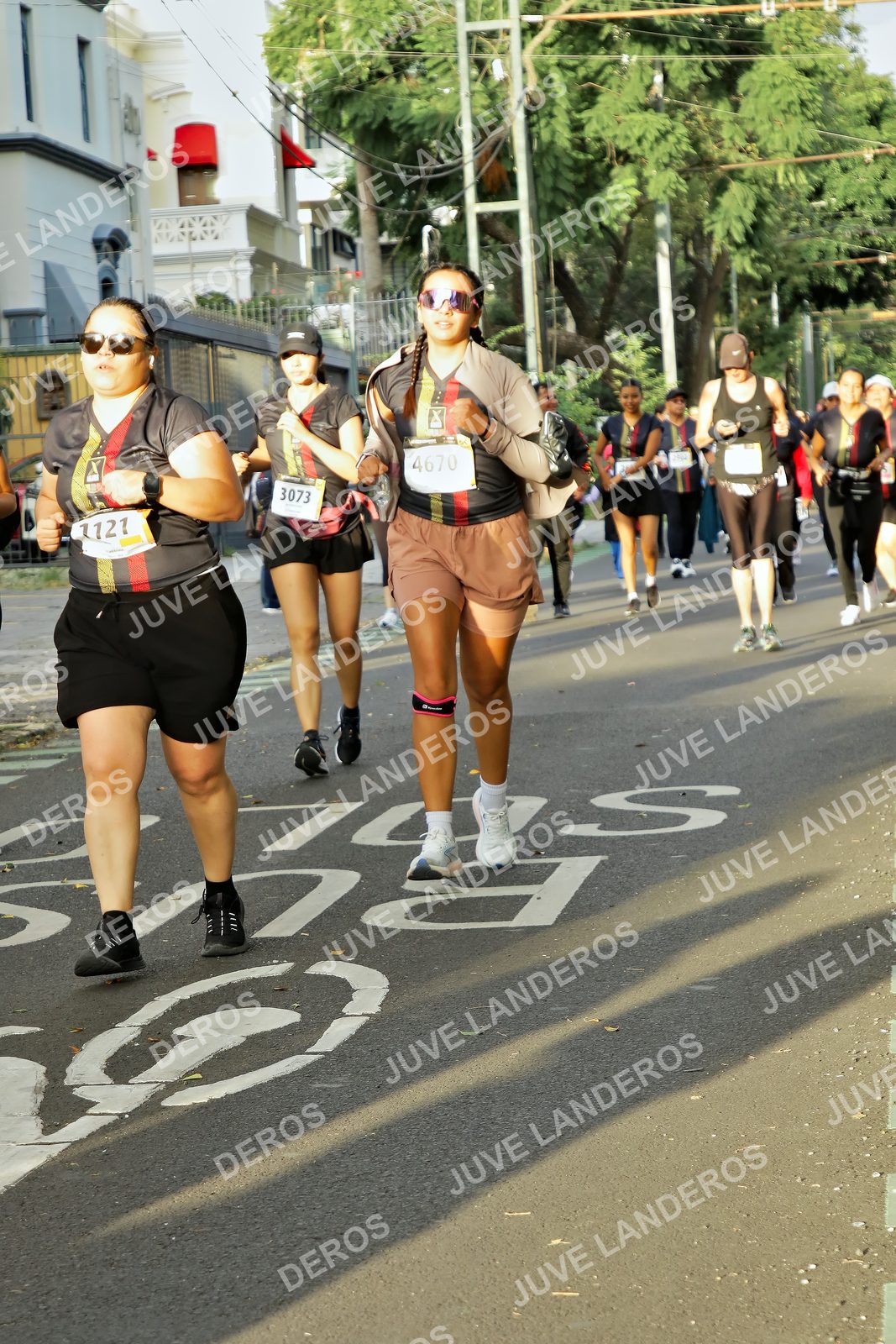 Foto de la X Carrera Leones Negros Red Cola 2026 en Rectoría General de la UdeG, Av. Juárez 976 (meta en Av. Enrique Díaz de León y Pedro Moreno), Guadalajara a las 07:31 · dorsal 4670, 1121, 3073