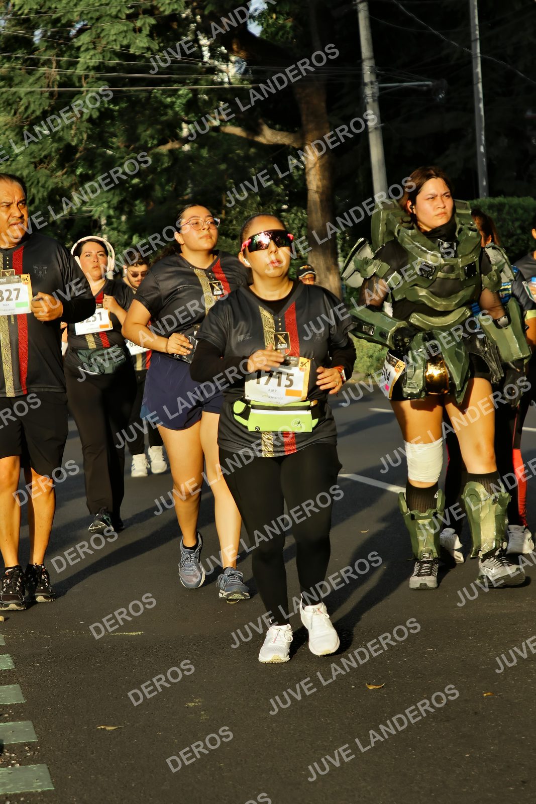 Foto de la X Carrera Leones Negros Red Cola 2026 en Rectoría General de la UdeG, Av. Juárez 976 (meta en Av. Enrique Díaz de León y Pedro Moreno), Guadalajara a las 07:27 · dorsal 1715, 2414, 27