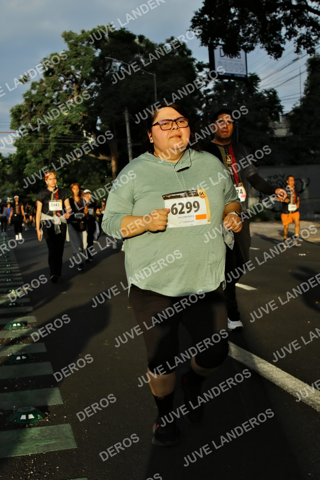 Foto de la X Carrera Leones Negros Red Cola 2026 en Rectoría General de la UdeG, Av. Juárez 976 (meta en Av. Enrique Díaz de León y Pedro Moreno), Guadalajara a las 07:27 · dorsal 6299, 5941, 74